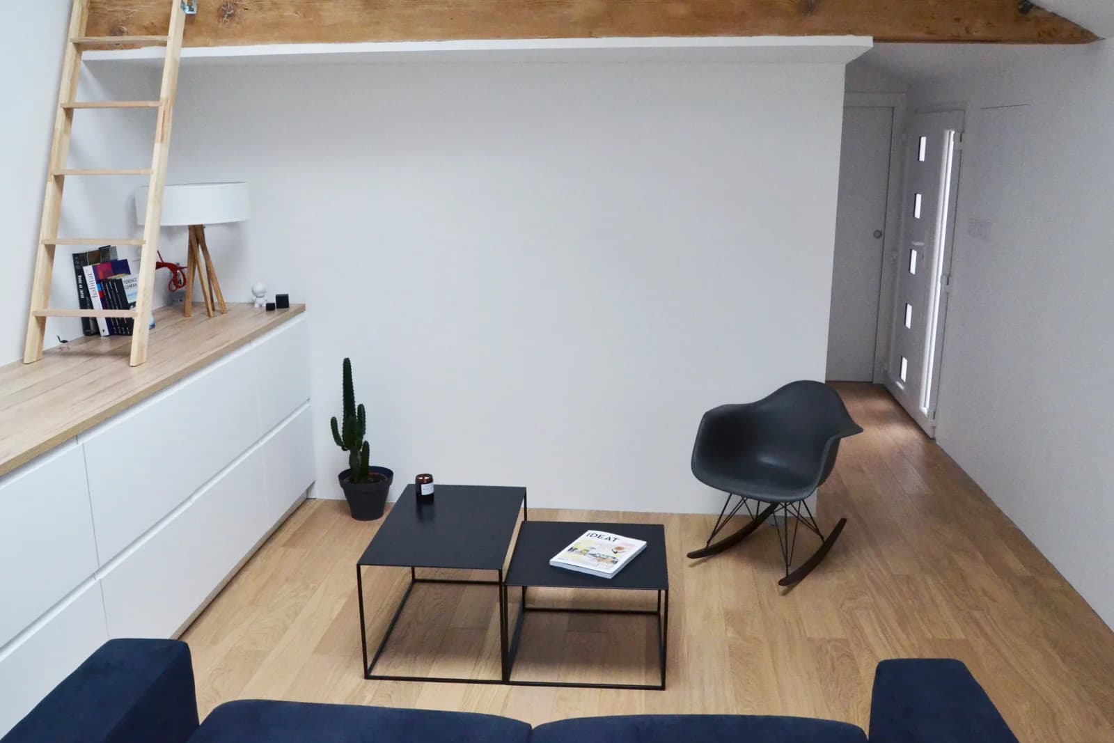 Salon dans Appartement minimaliste avec petite terrasse - 4