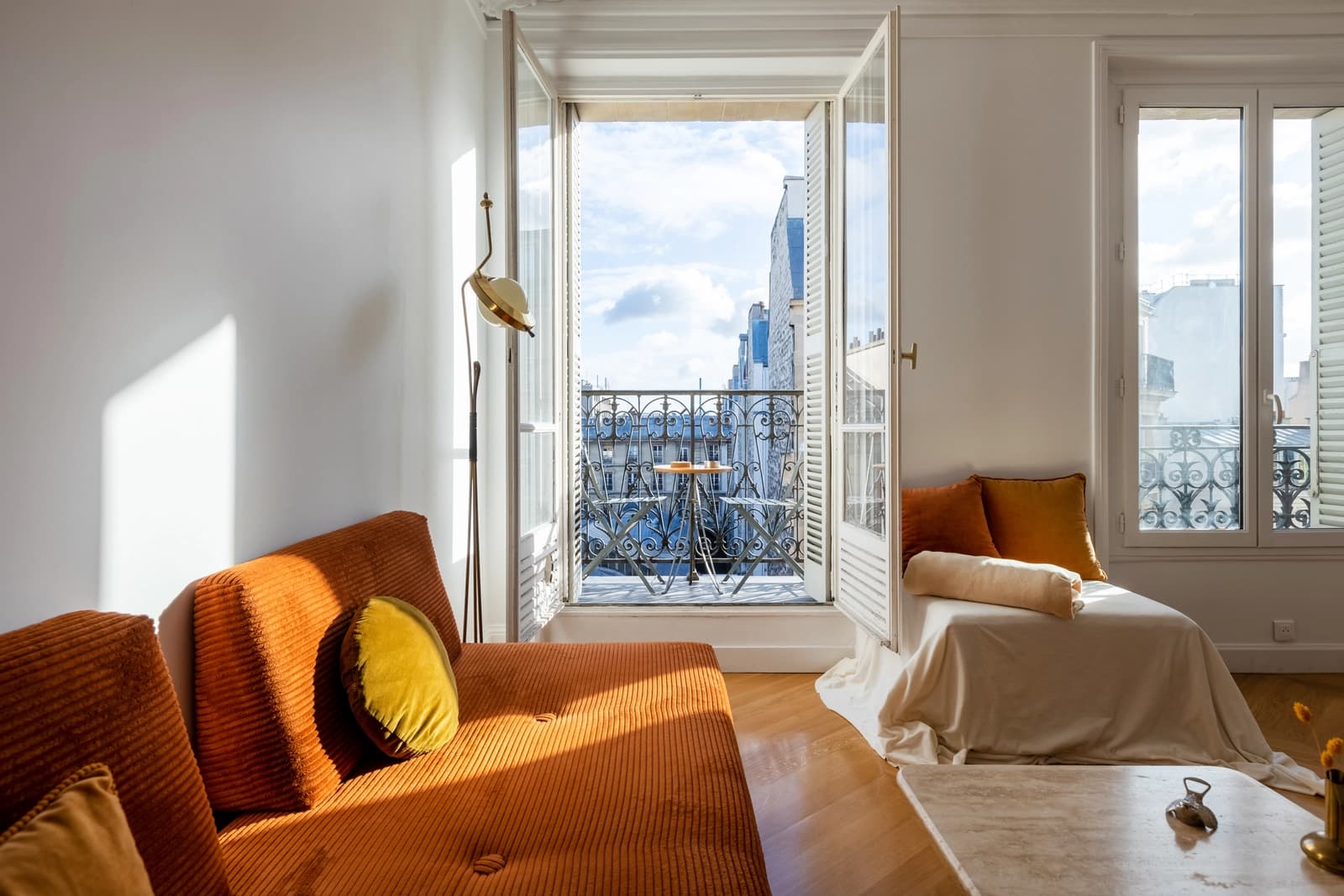 Living room in Beautiful Haussmann with view of the Sacré Coeur - 4