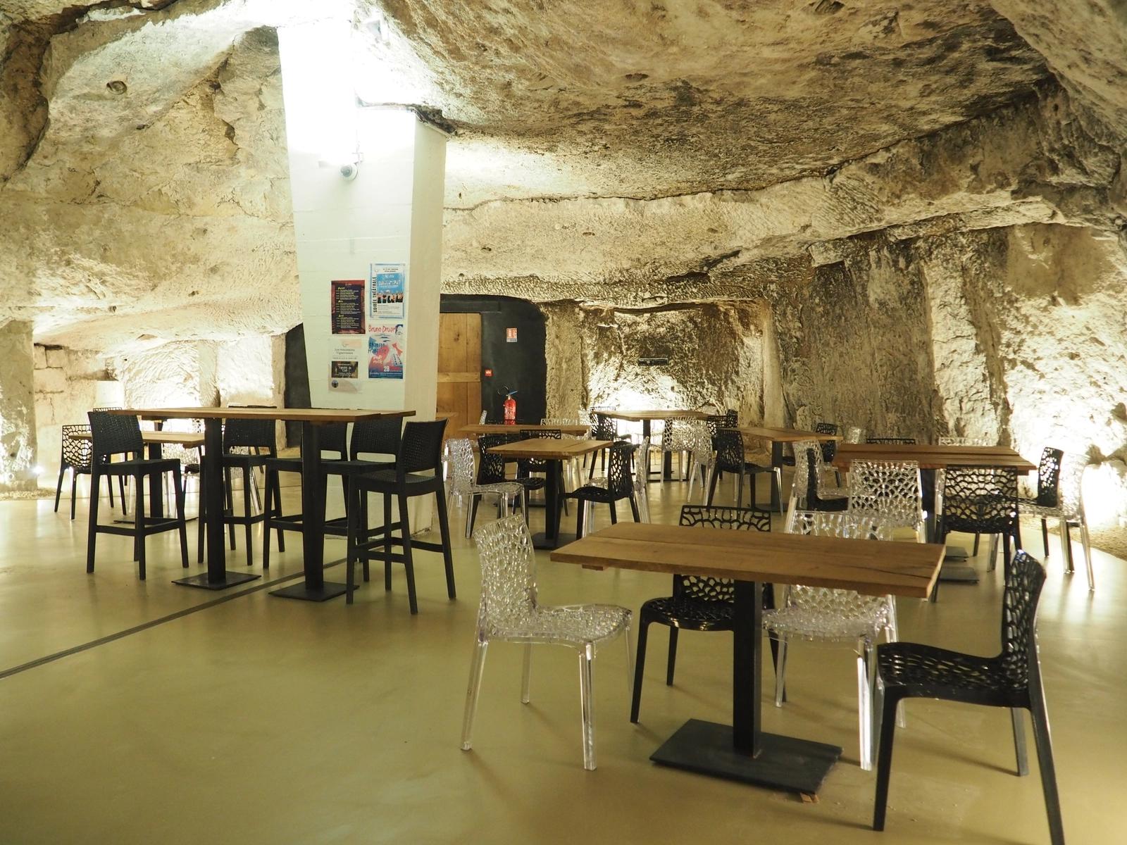 Comedor dentro Un lugar insólito en una cueva troglodita - 1