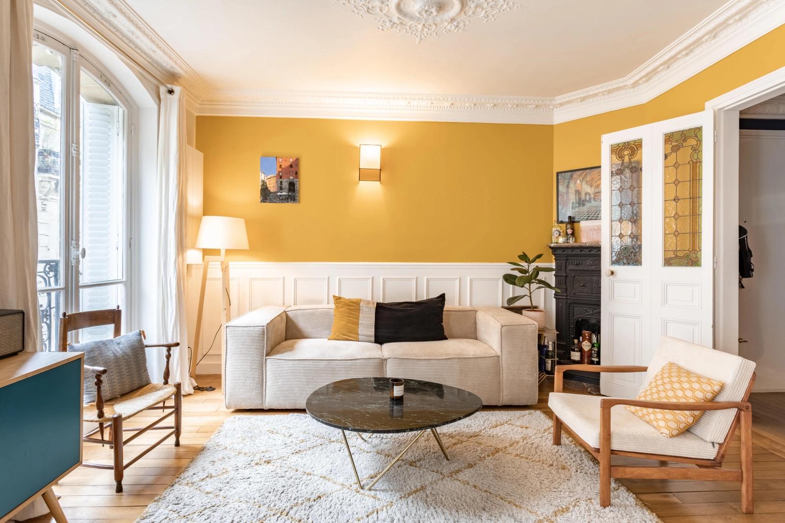 Living room in South-facing apartment with balconies in the 18th arrondissement - 3