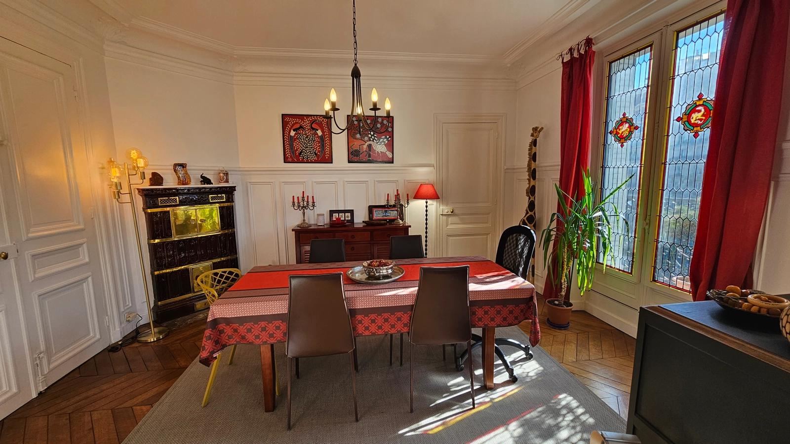 Meeting room in Haussmannian apartment with exotic decor - 4