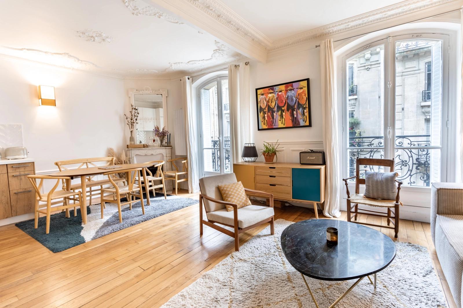 Meeting room in South-facing apartment with balconies in the 18th arrondissement - 4