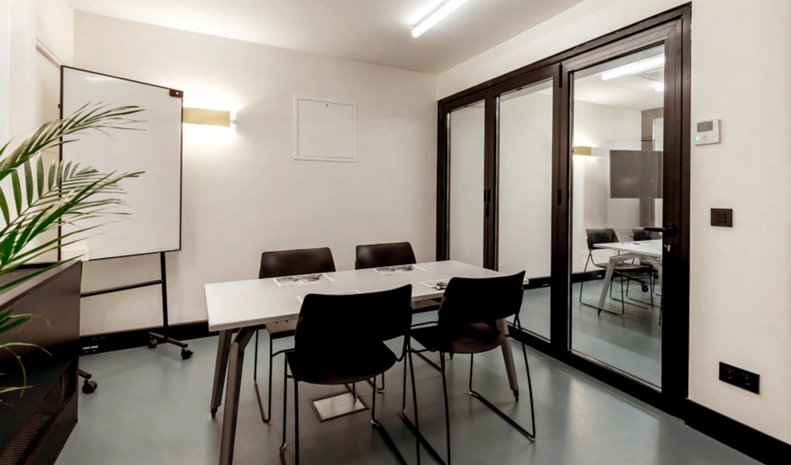Meeting room in 6-person workspace - 1