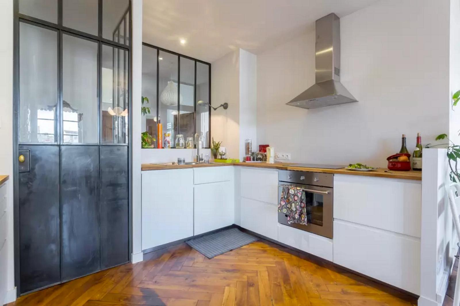 Kitchen in Beautiful, bright and central - 5