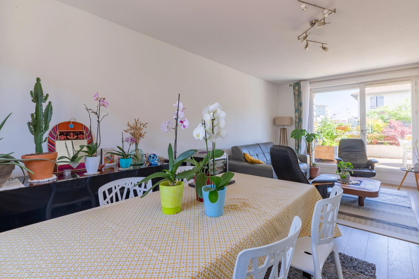Meeting room in Magnificent renovated duplex, large flowered terrace - 3