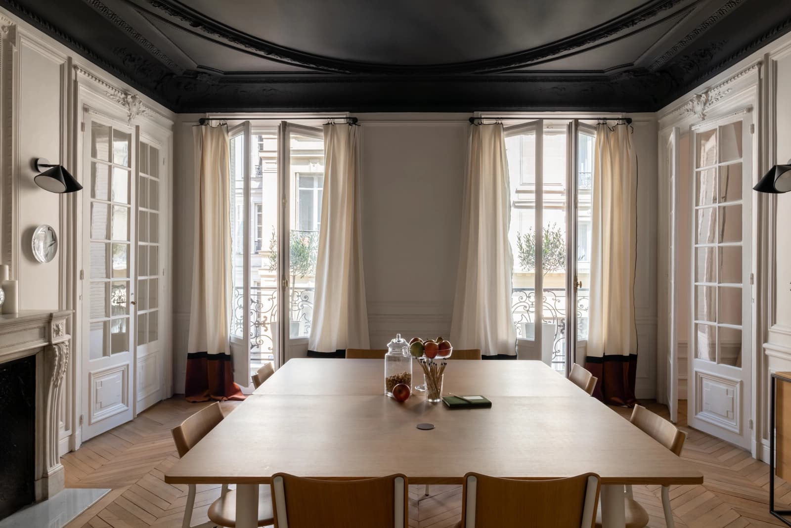 Meeting room in Parisian apartment with character - 1