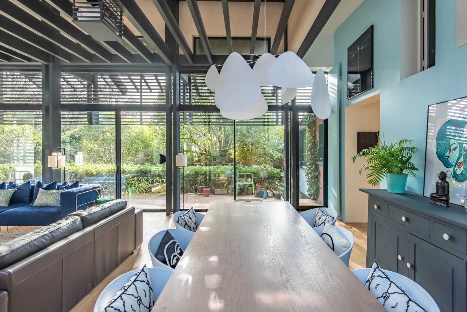 Comedor dentro Casa de arquitecto con tejado de cristal y jardín - 2