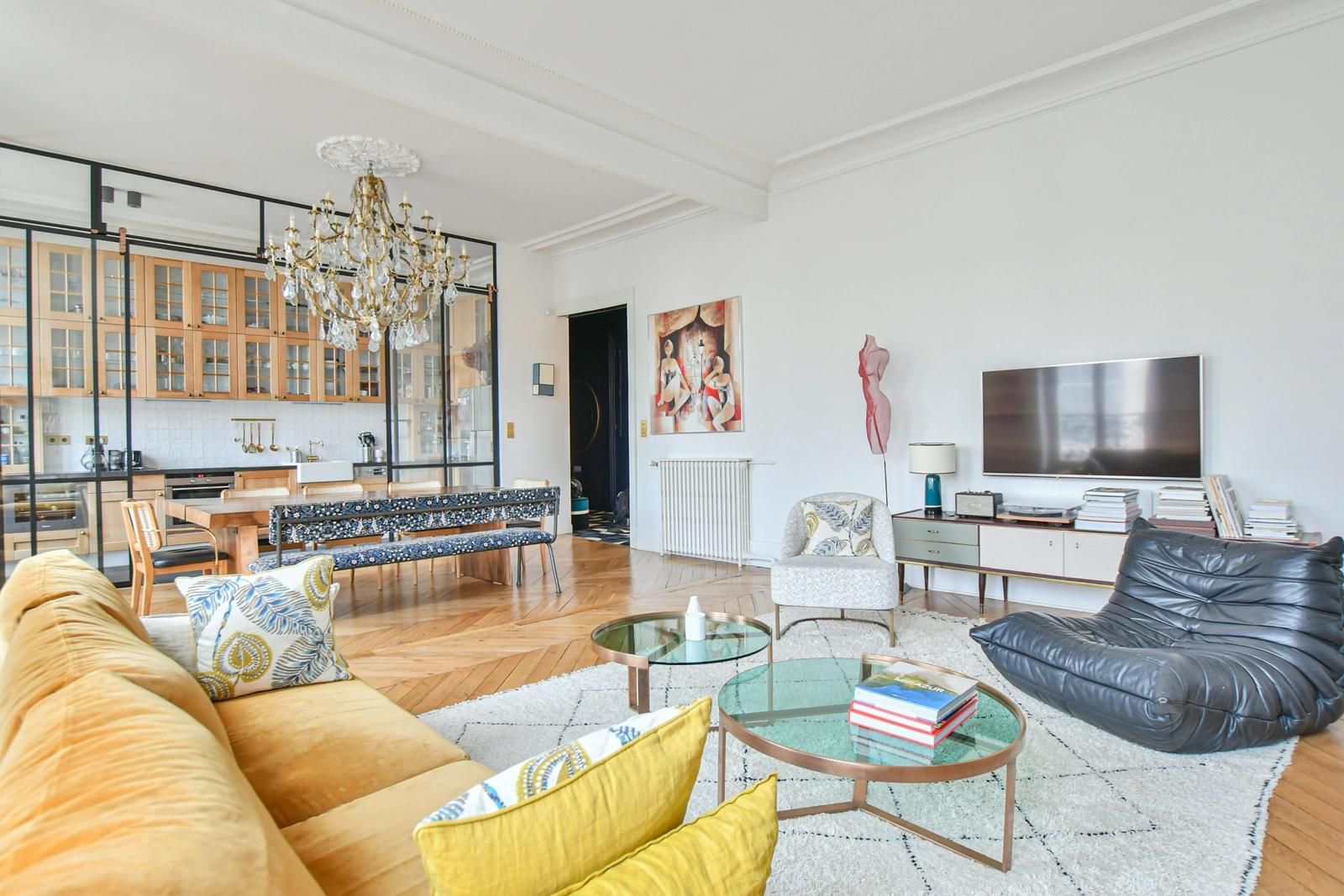 Living room in Resolutely Parisian Haussmann apartment - 1