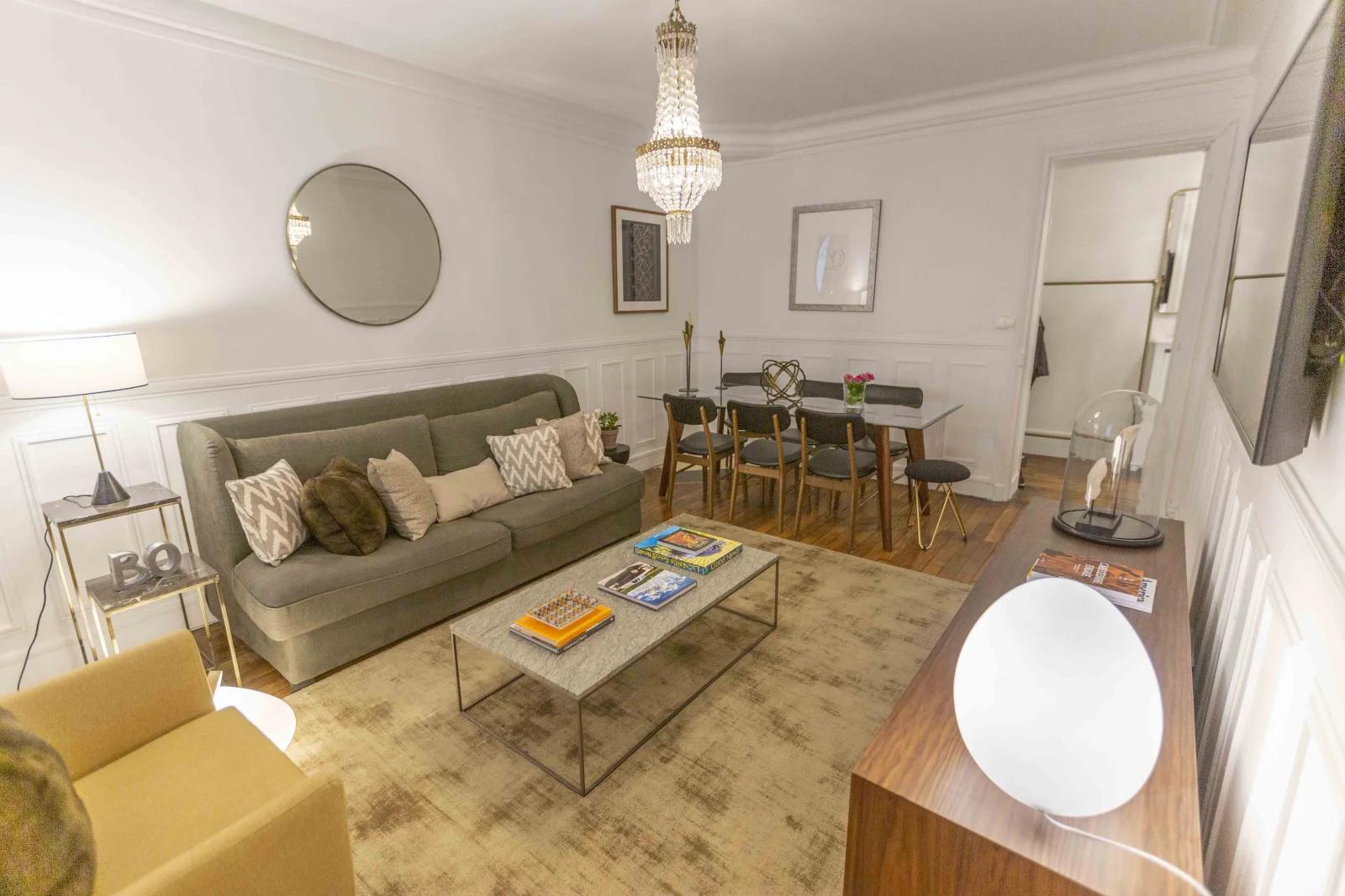 Living room in Haussmann-style apartment with retro charm - 4