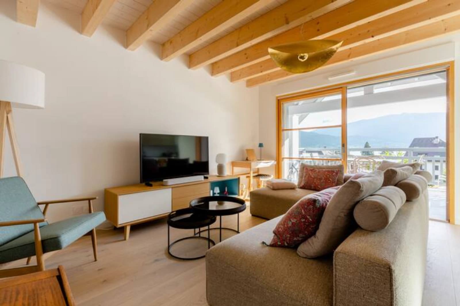 Living room in  Duplex with lake and mountain views in Talloires - 3