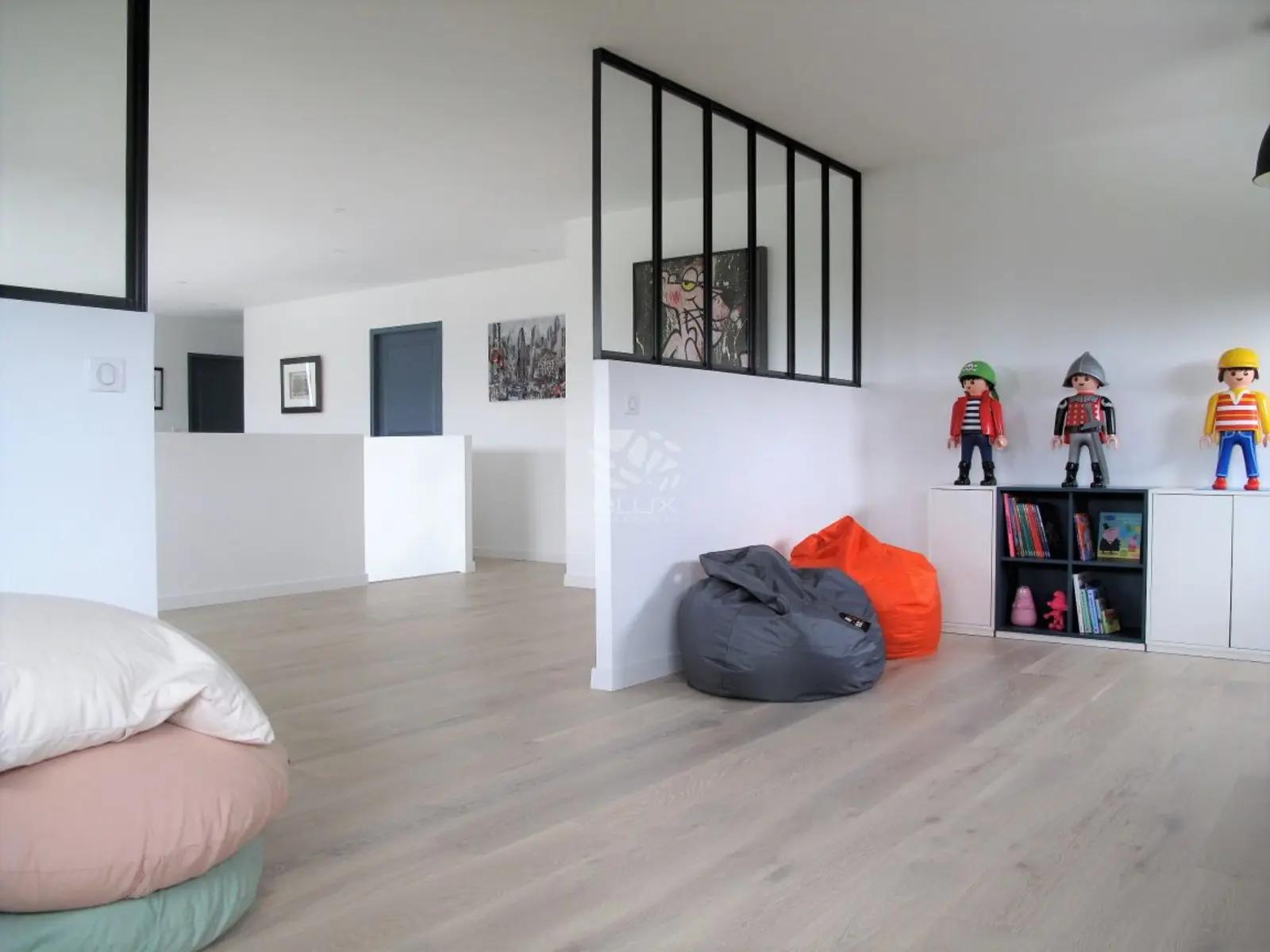 Dormitorio dentro Preciosa casa contemporánea con decoración moderna en un entorno campestre - 3