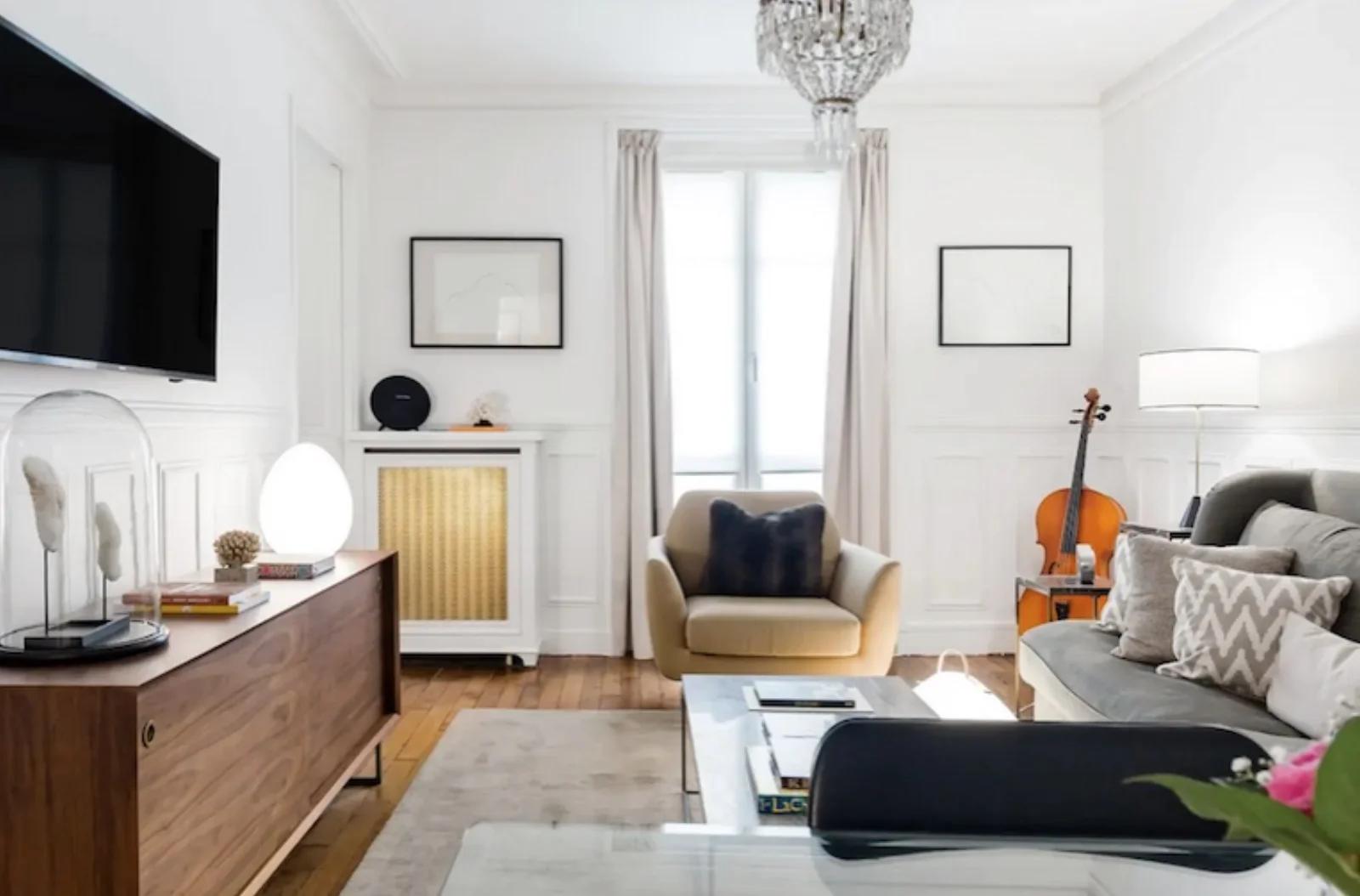 Living room in Haussmann-style apartment with retro charm - 2