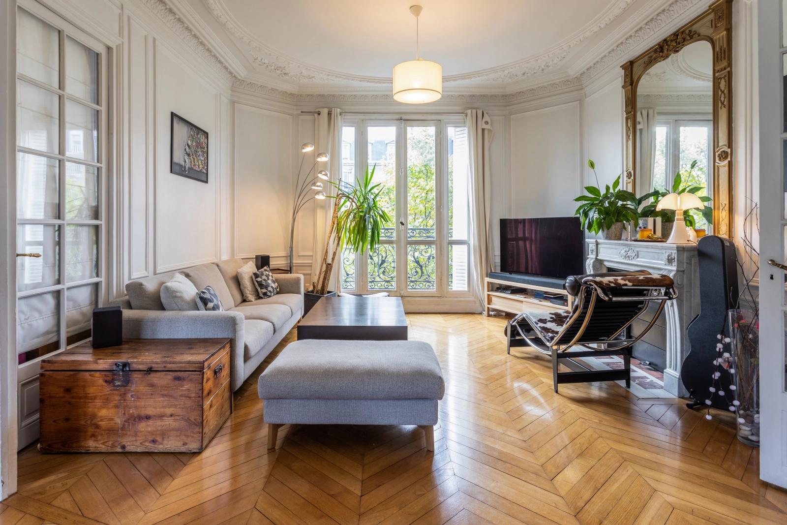 Living room in Bright Haussmann-style apartment - 0