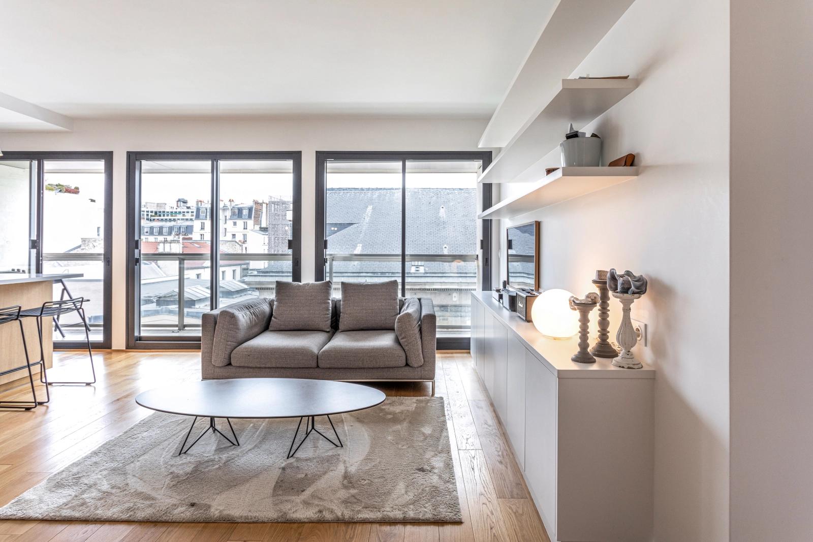 Living room in Clean, minimalist apartment - 0
