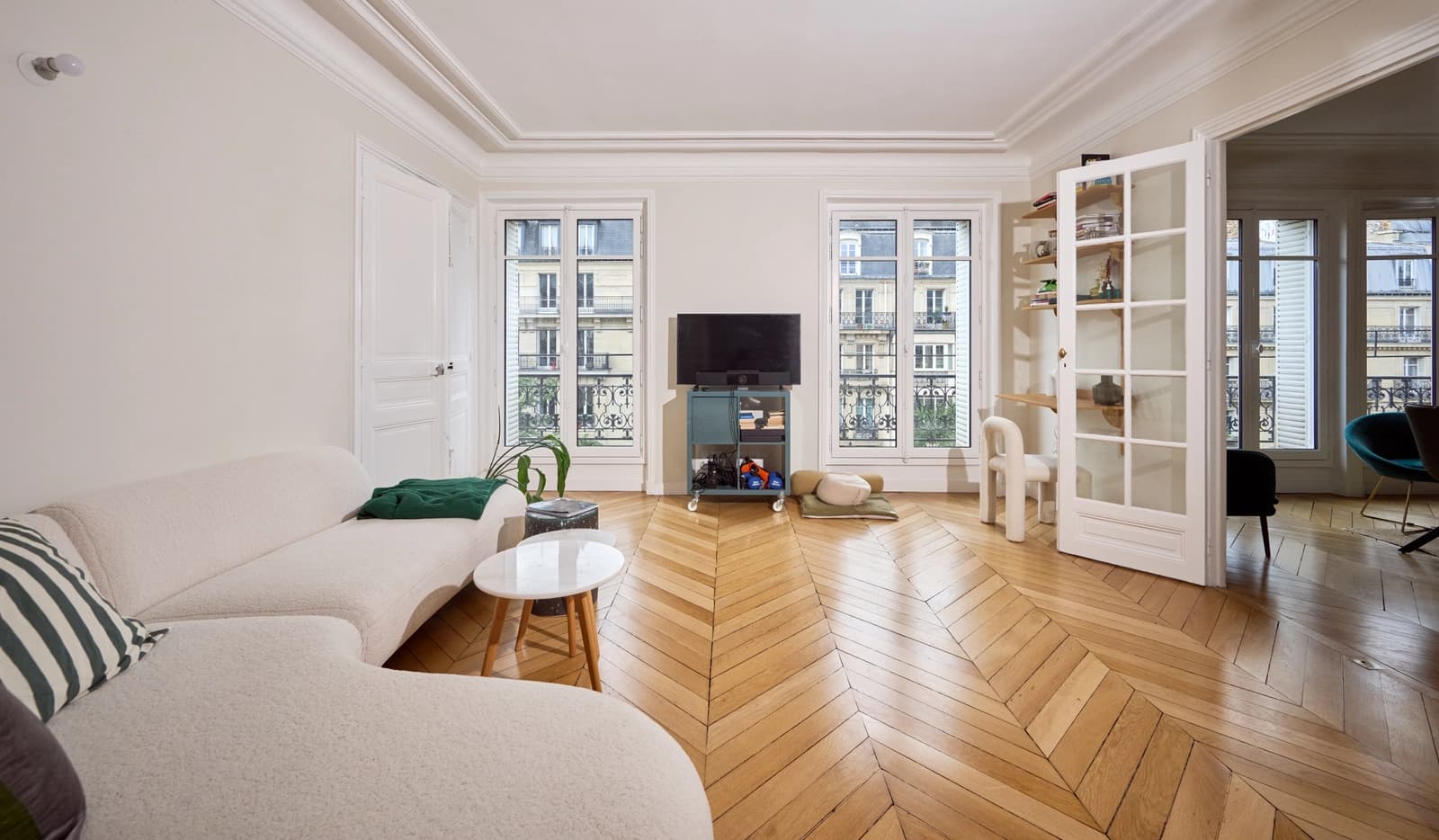 Living room in Elegant and professional Haussmann apartment - 1
