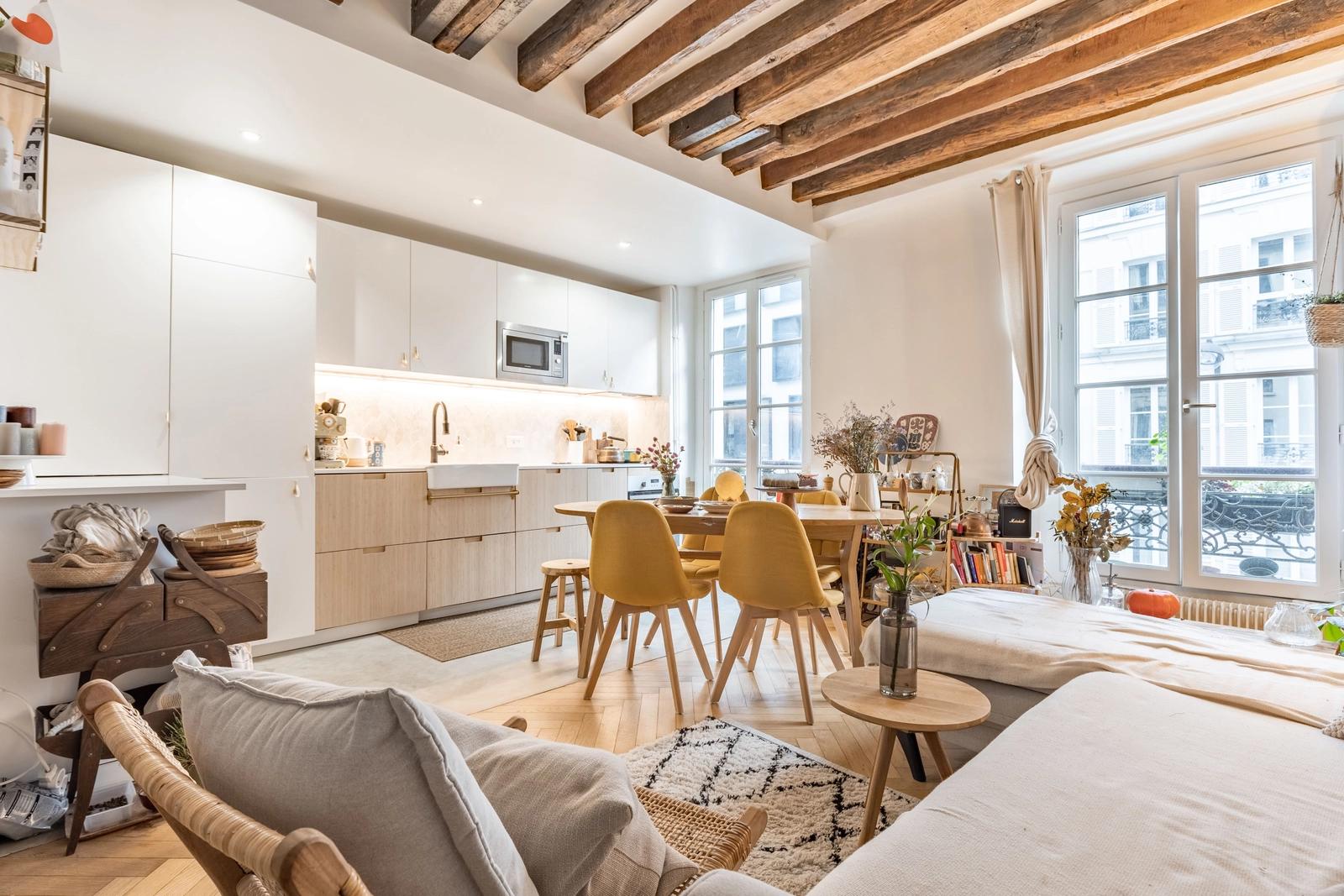 Living room in Cosy, sunny Parisian apartment! - 2