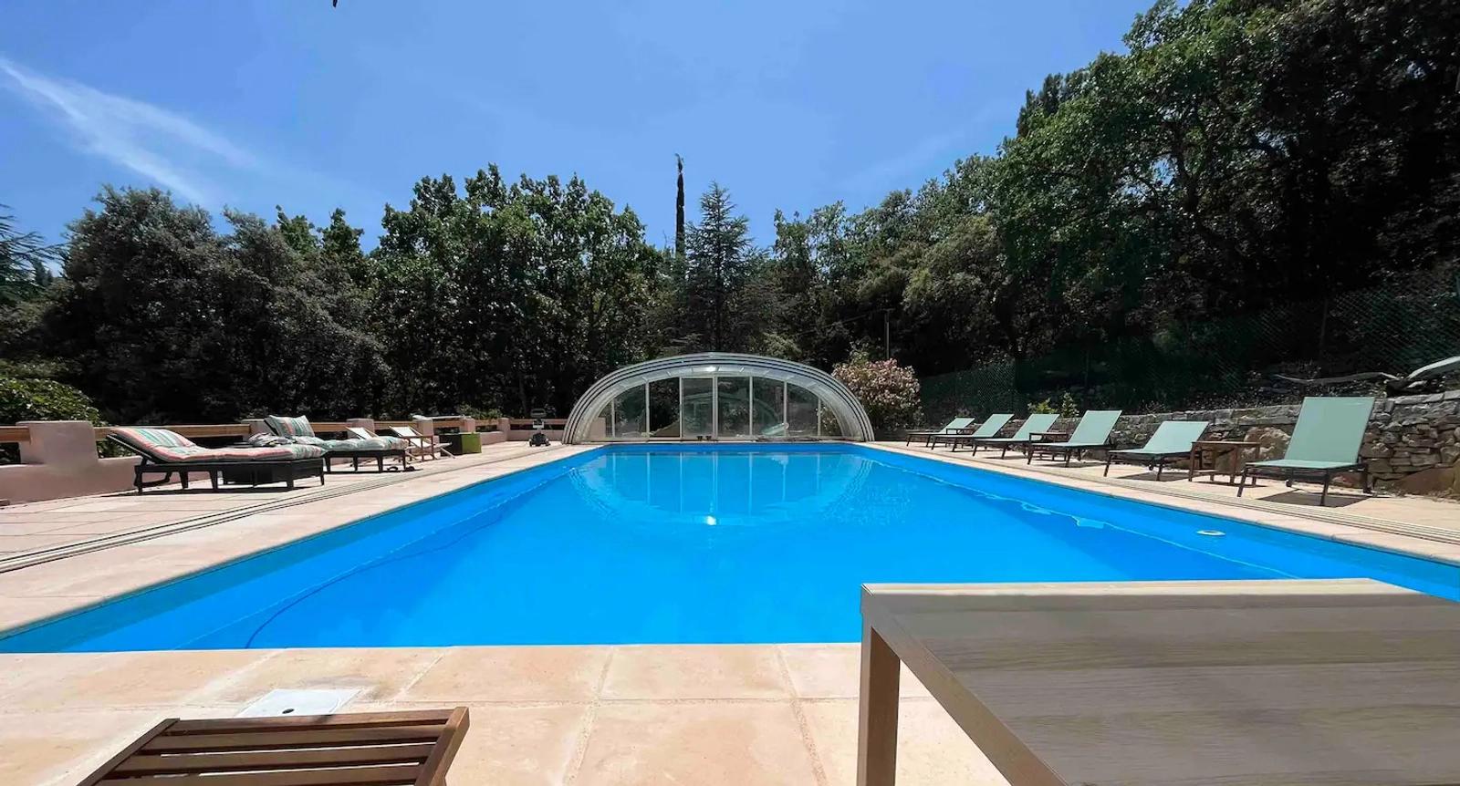 Salle de réunion dans Ecrin de verdure provençal et sa piscine olympique - 1
