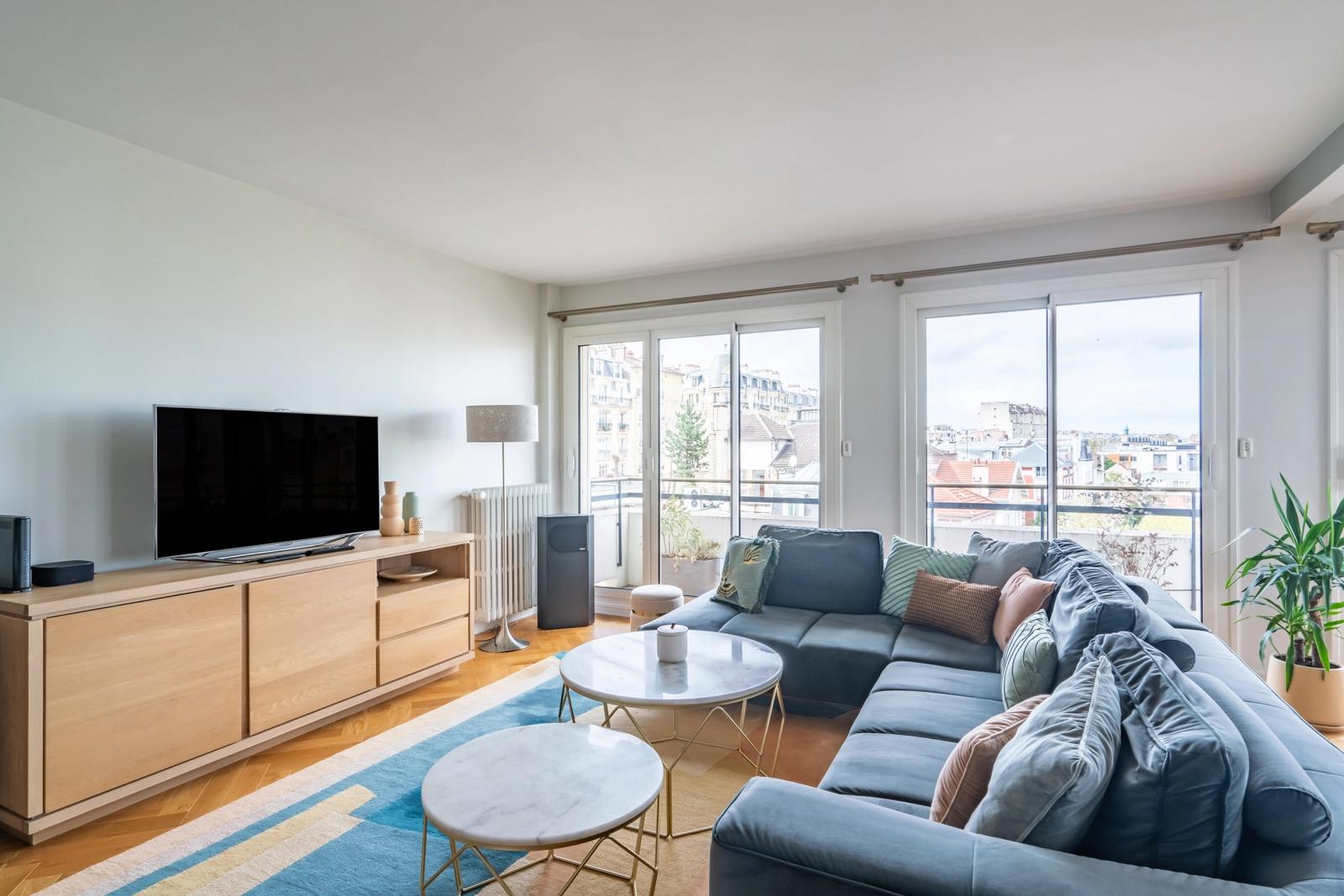Living room in Bright, modern apartment with unobstructed view - 1