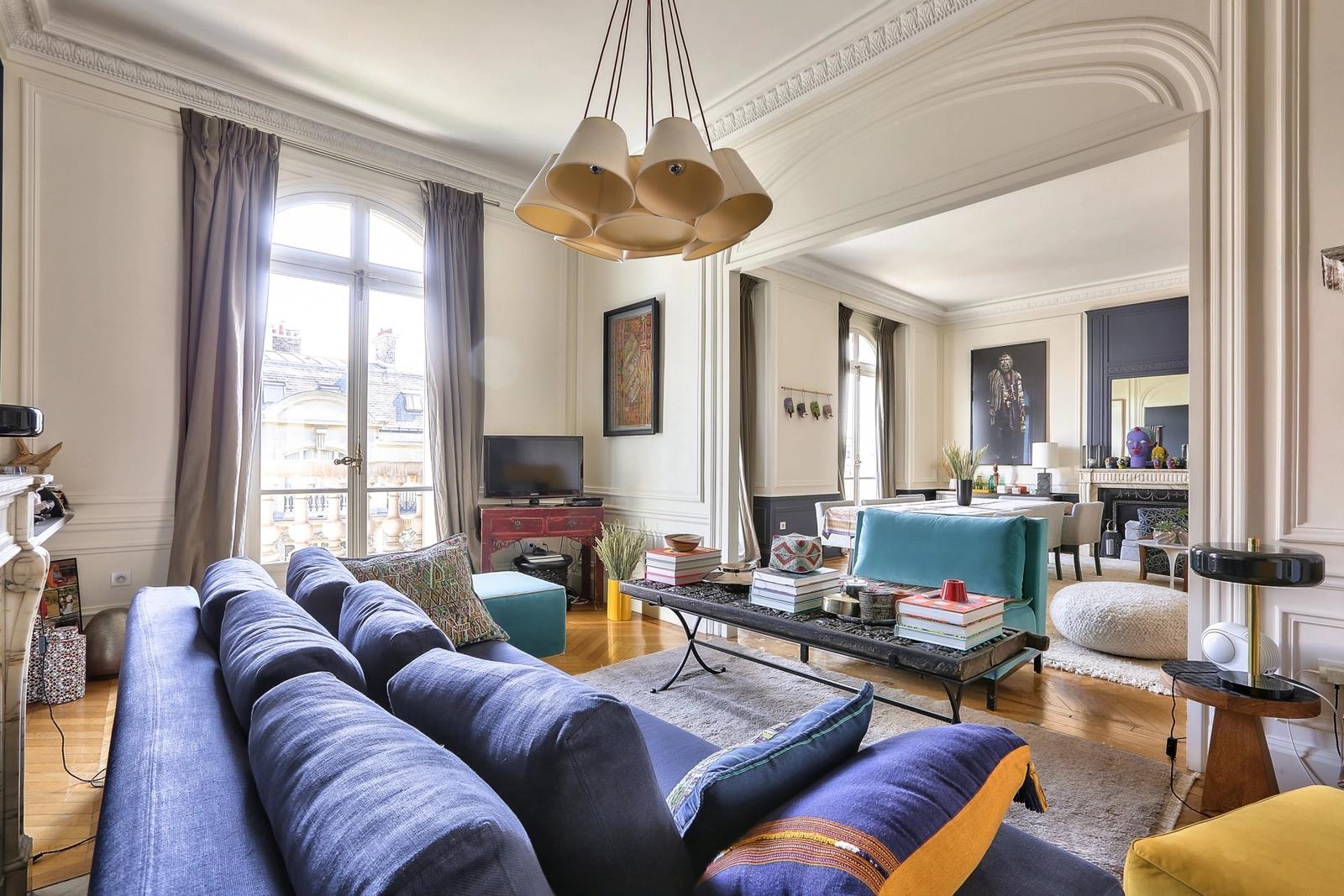Living room in Haussmann apartment with terrace - 1