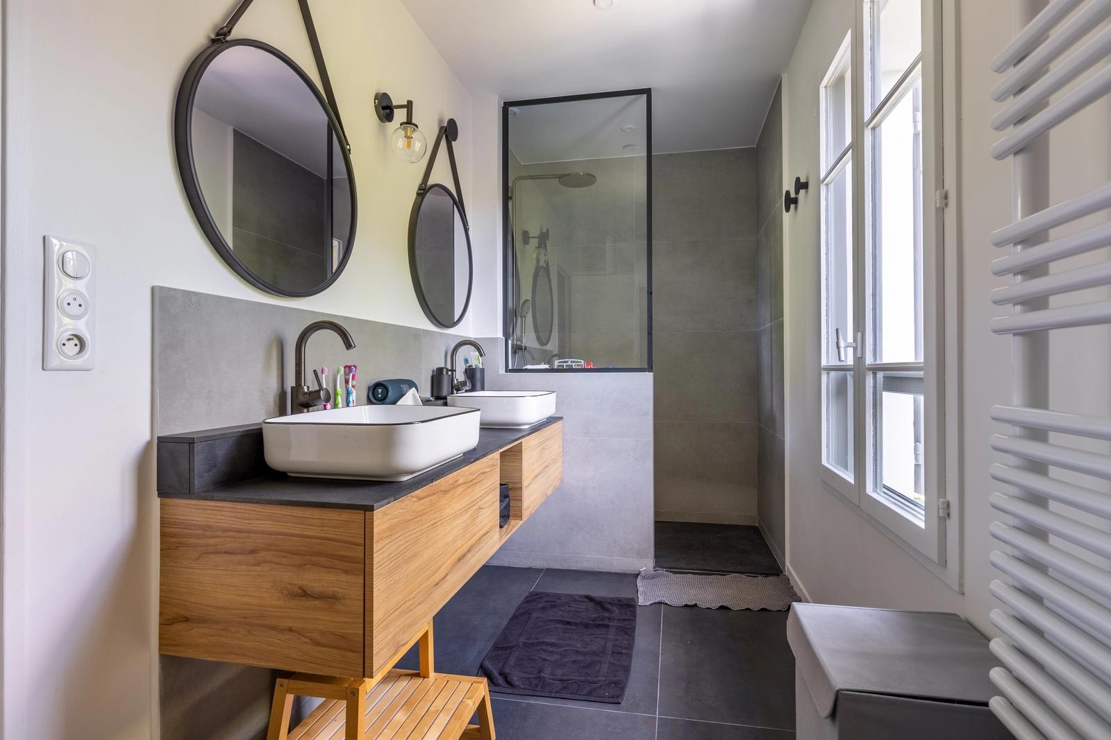 Bathroom in New single-storey architect-designed house on parkland - 4