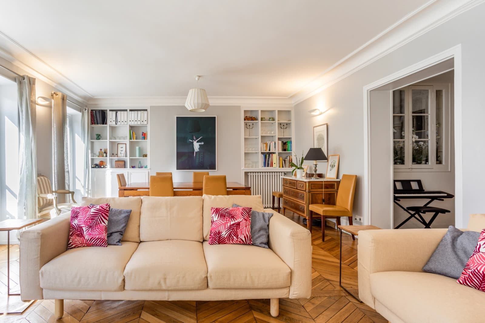 Living room in Beautiful apartment in the heart of Rue des Martyrs - 4