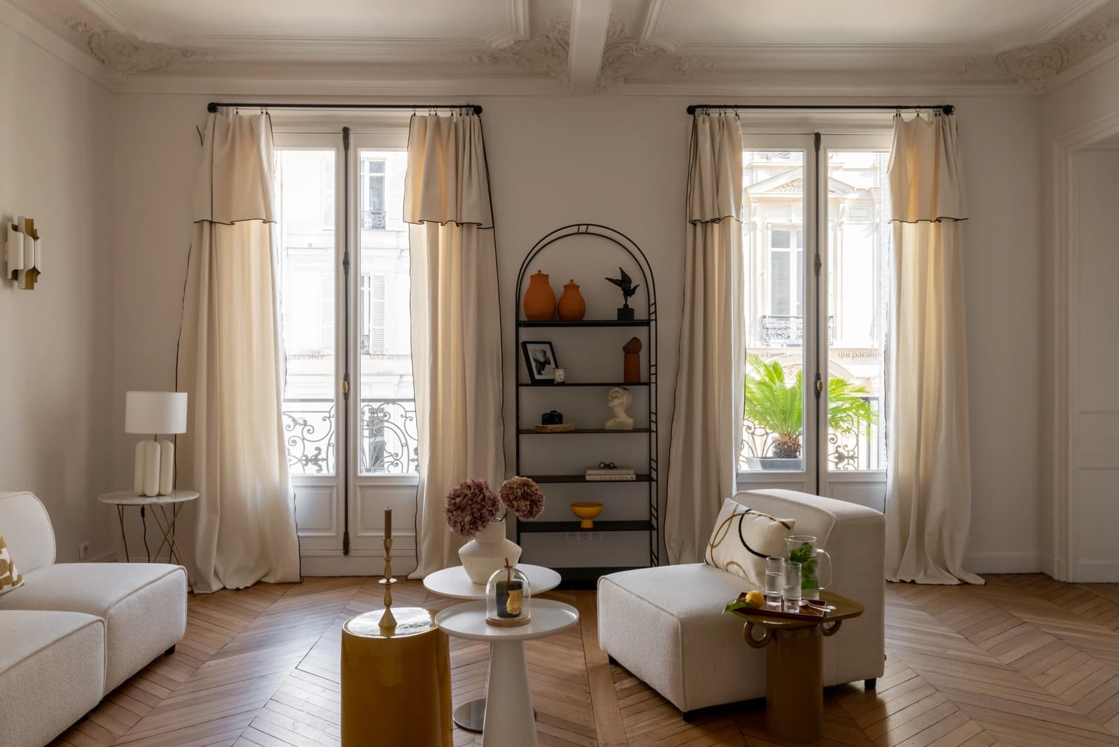 Living room in Parisian apartment with character - 0