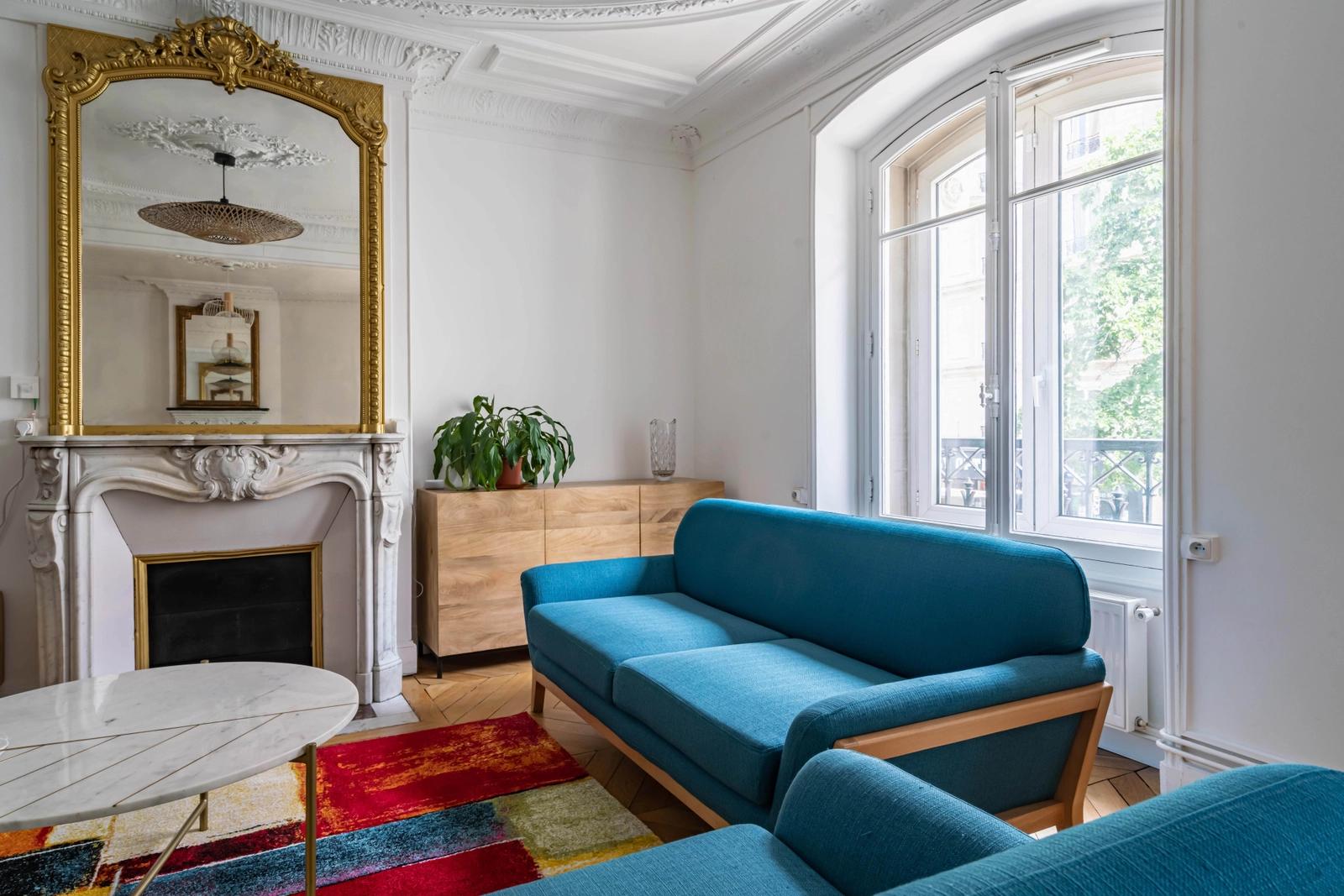Living room in Beautiful Haussmann apartment - Paris 17th district - 3