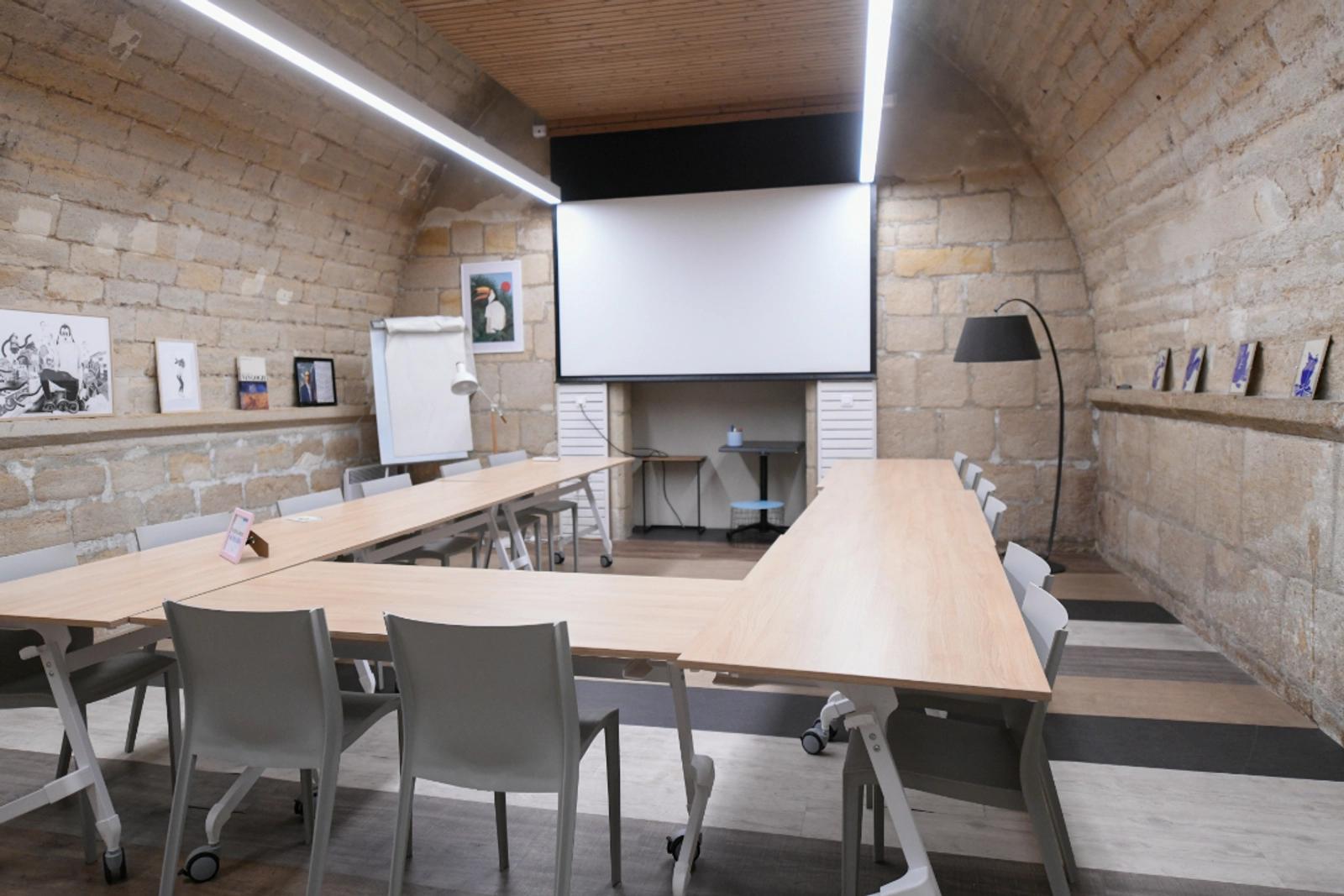 Meeting room in Large room between wood and stone - 0