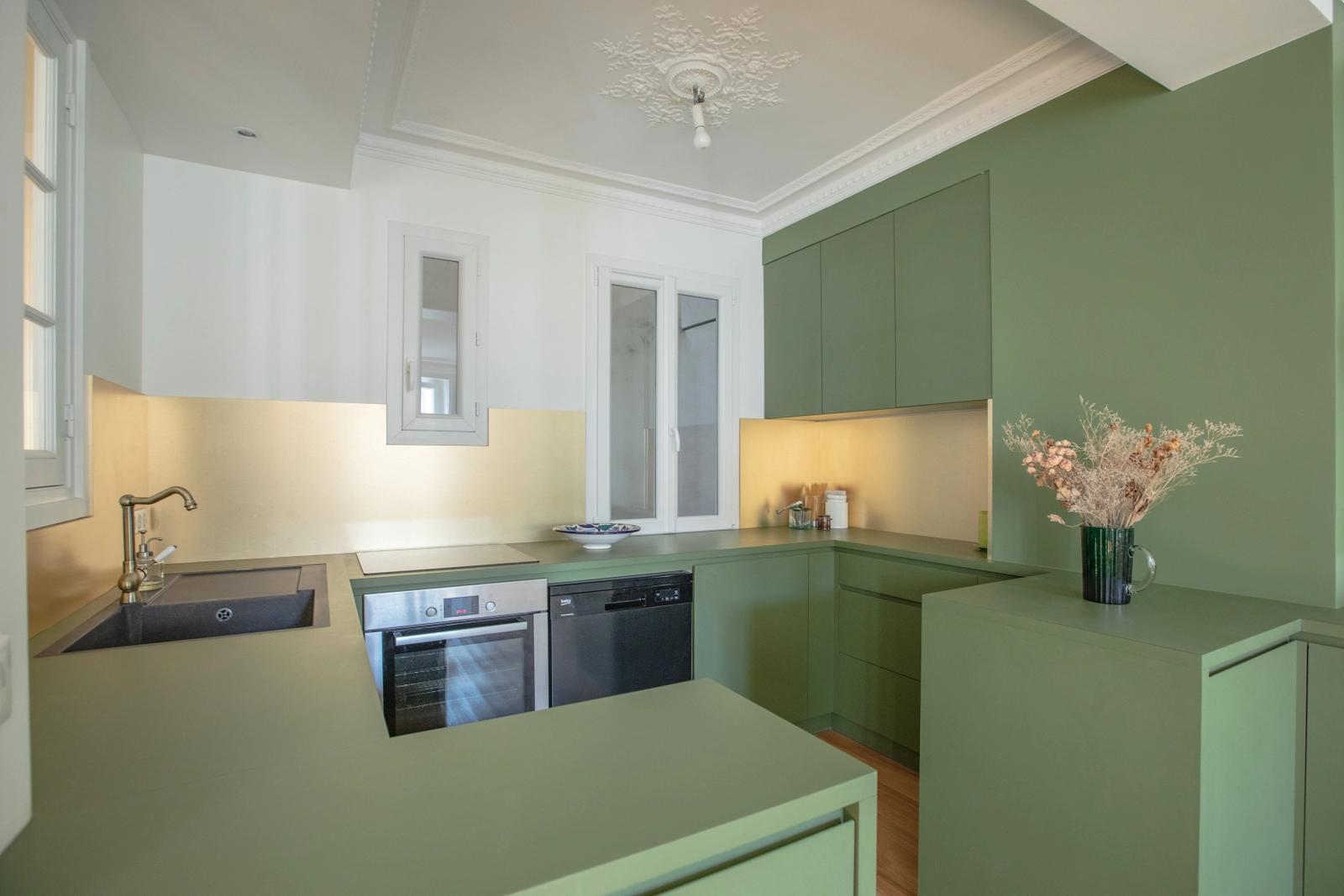 Kitchen in Combining moldings and modernity at the foot of Montmartre - 1