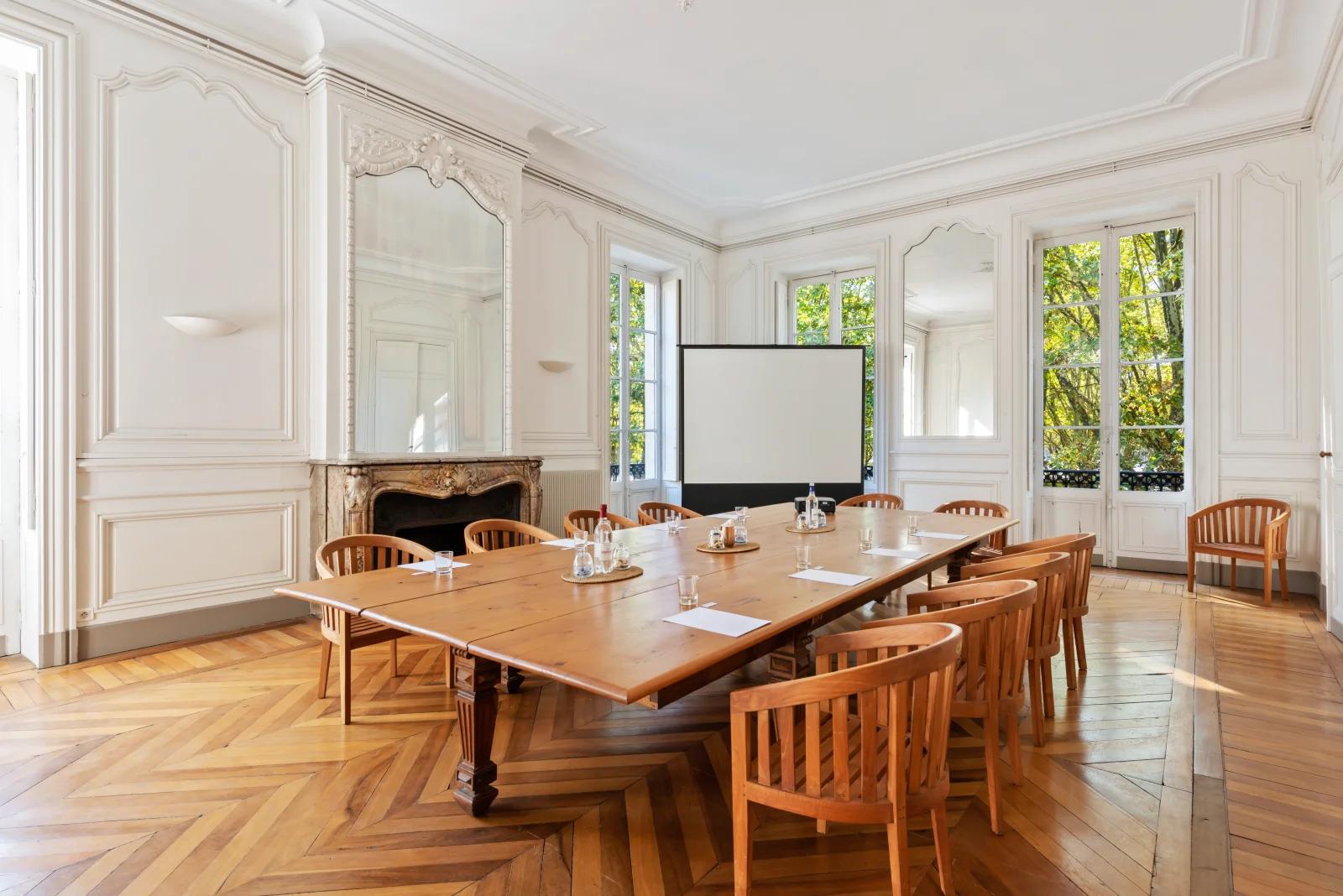 Meeting room in Superb apartment in the golden triangle - 0