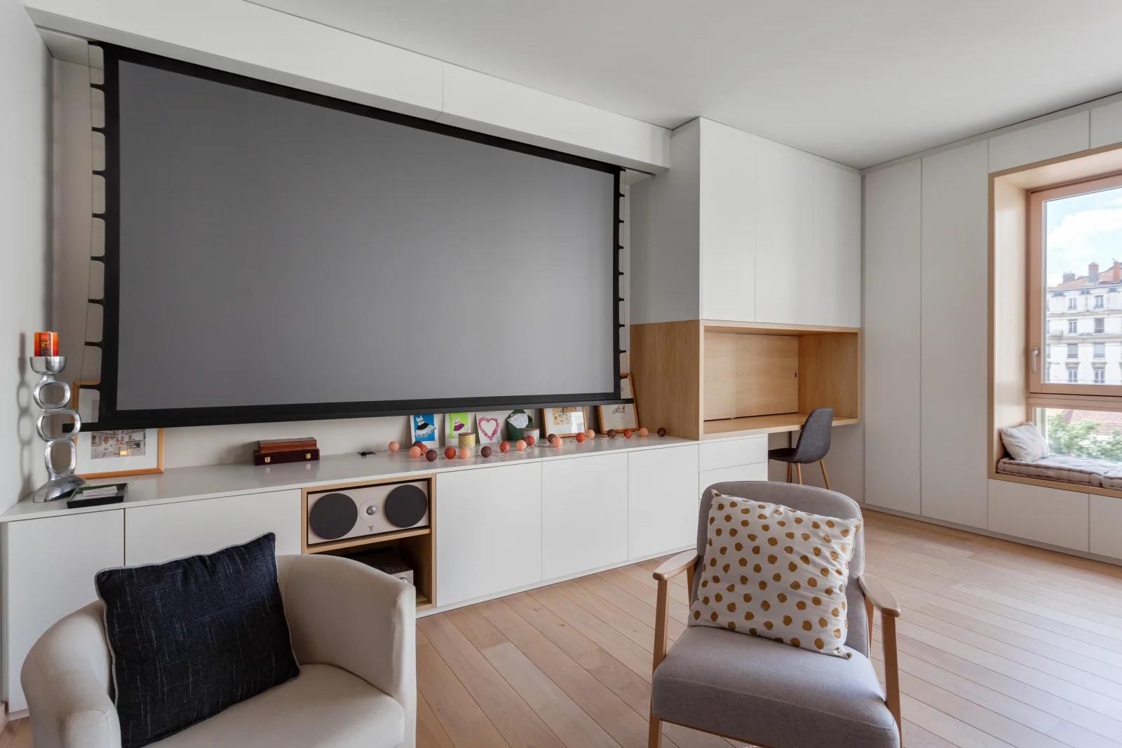 Living room in Appart. design bay window video-proj terrace - 3