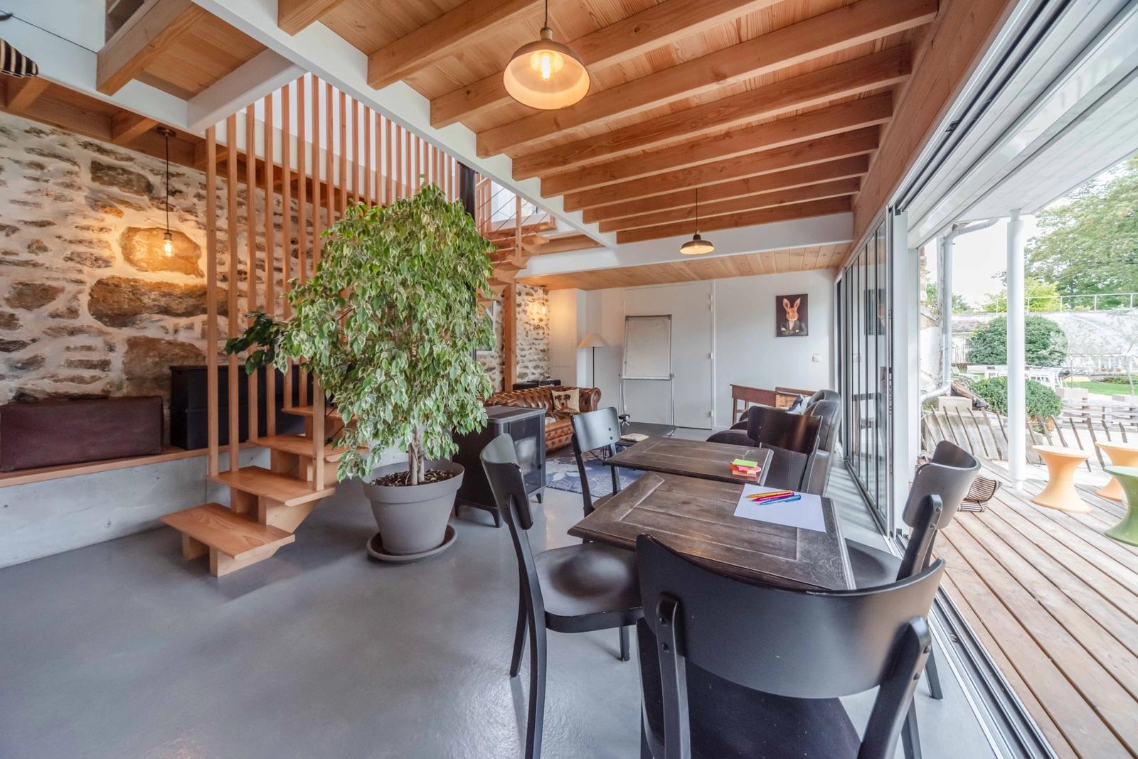 Comedor dentro Casa "loft" de madera diseñada por un arquitecto cerca de París - 1
