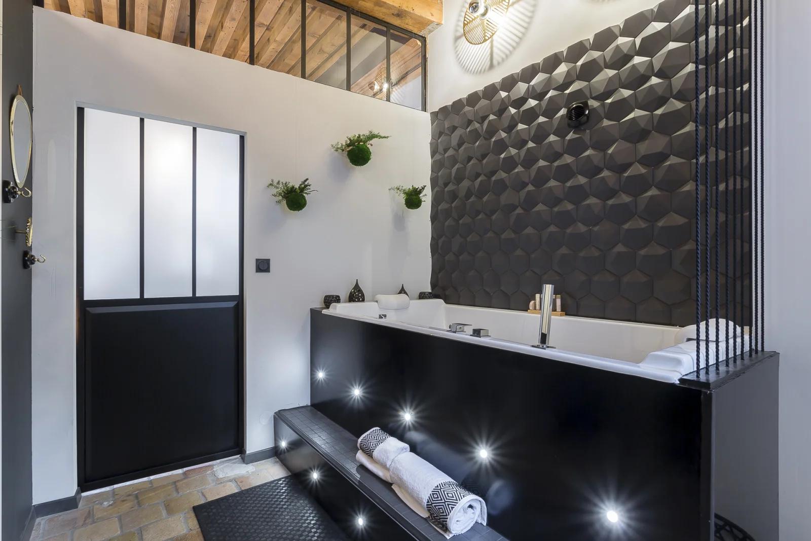 Salle de bain dans Appartement au coeur du Vieux Lyon avec Spa - 5