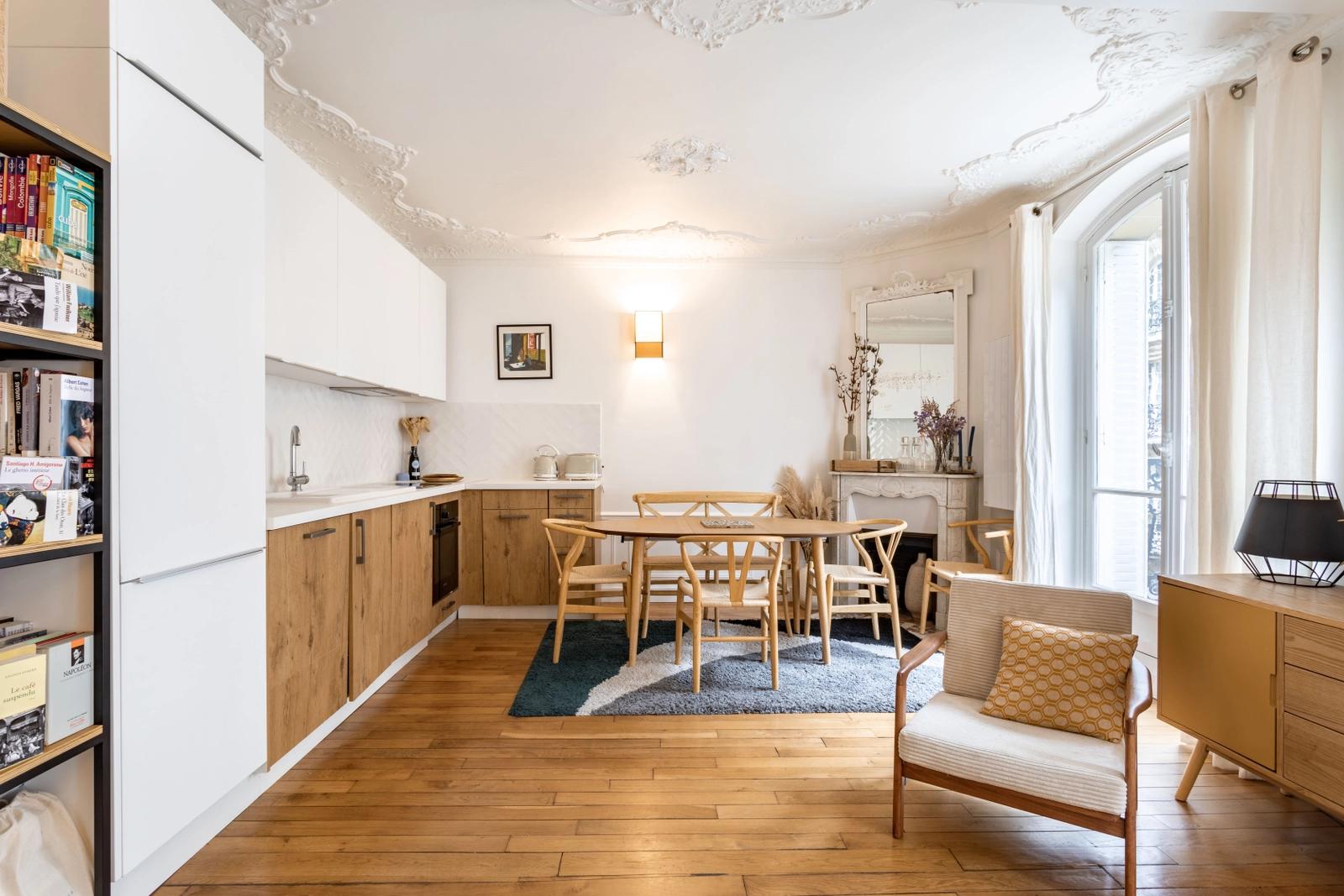 Meeting room in South-facing apartment with balconies in the 18th arrondissement - 5