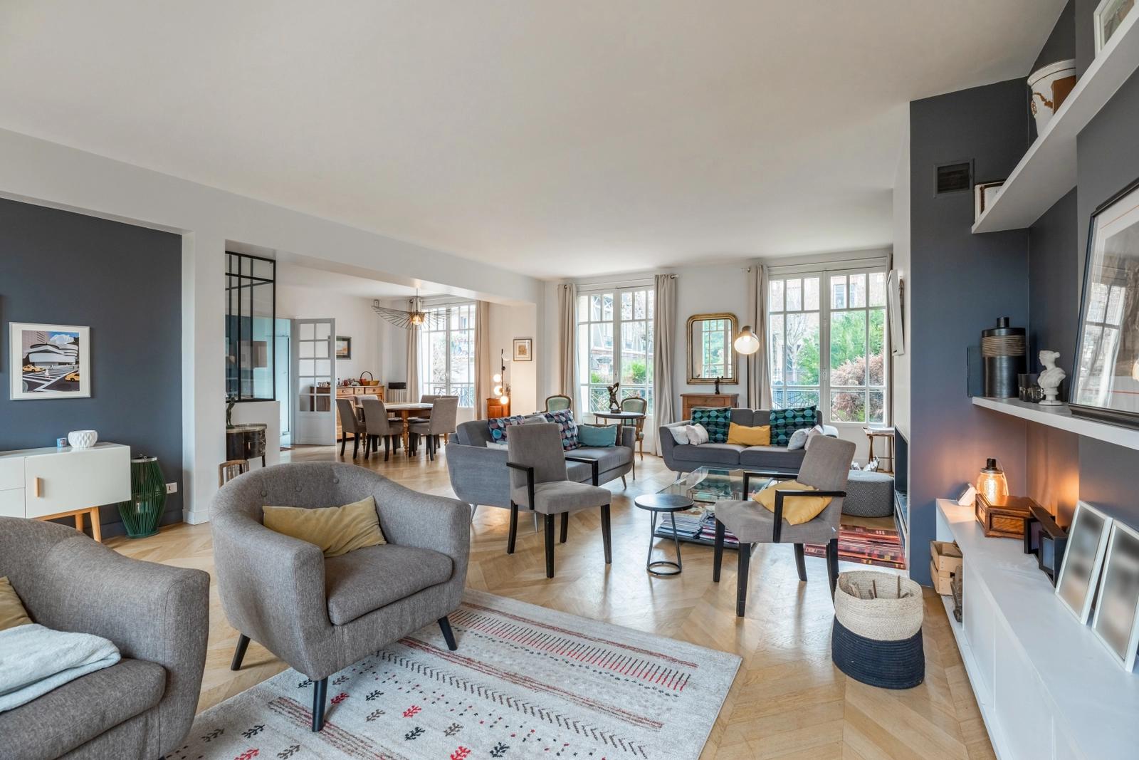 Living room in 300m² house with large garden in Colombes - 1