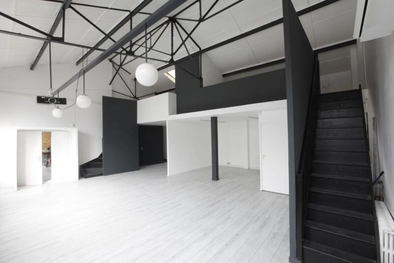 Sala dentro Antigua fábrica en el barrio de los artistas de Montreuil - 0