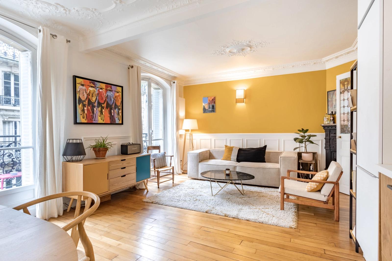Living room in South-facing apartment with balconies in the 18th arrondissement - 2