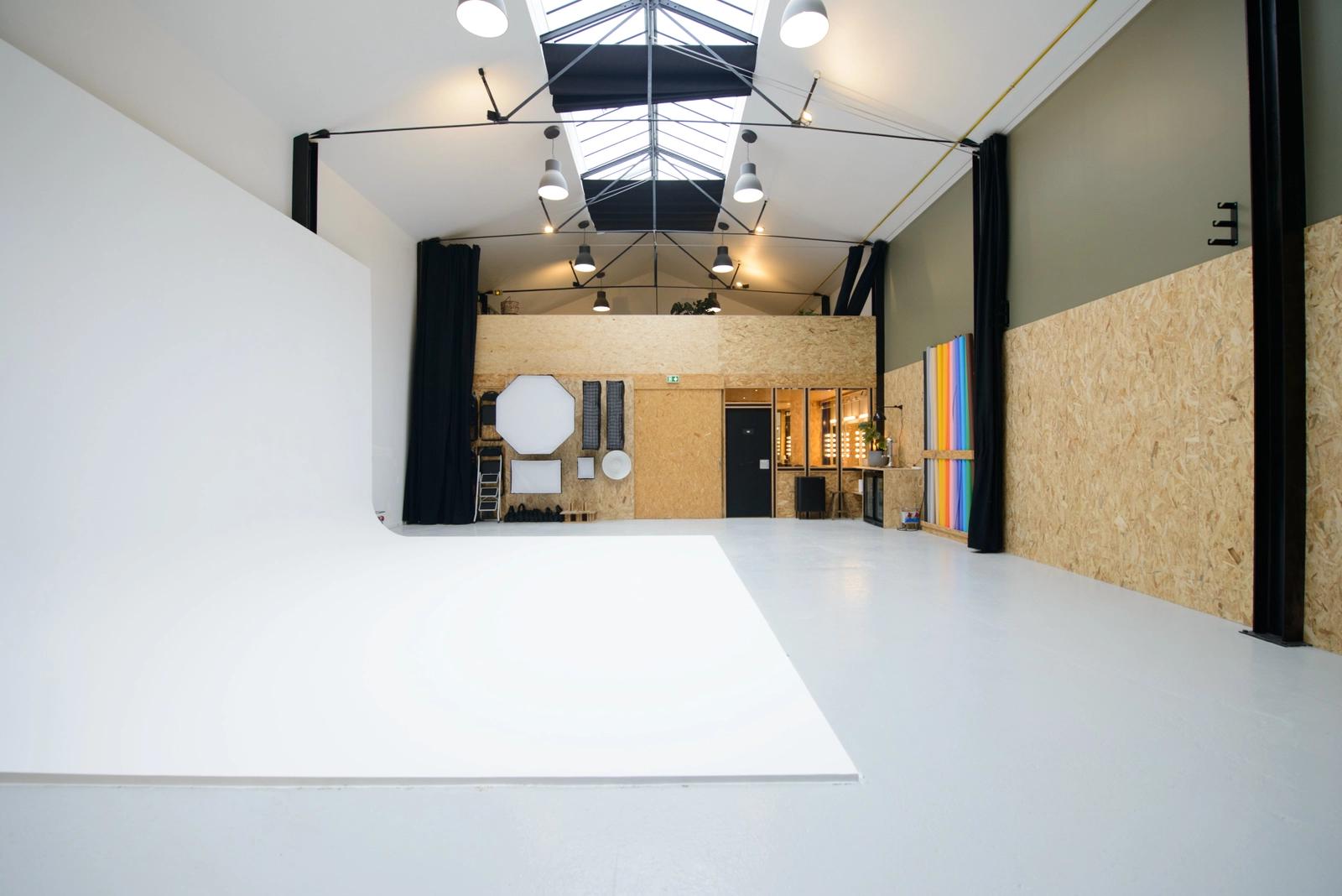 Space Daylight studio cyclo in Aubervilliers - 0