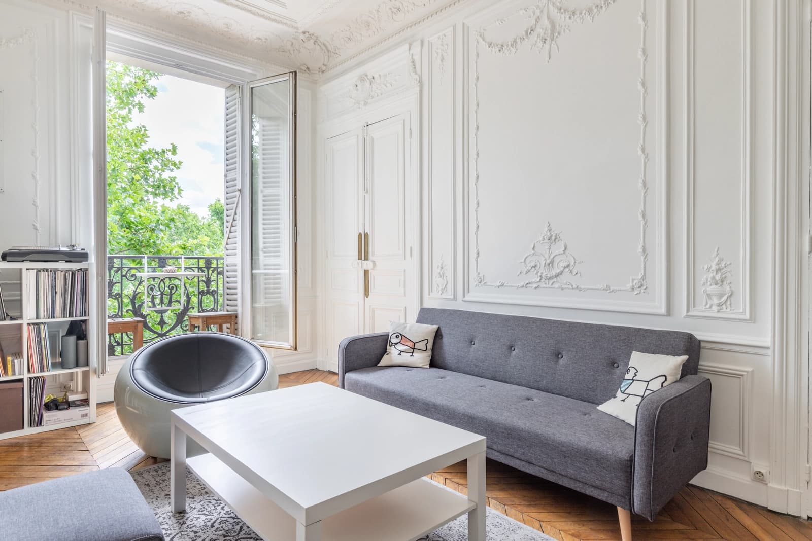 Living room in View of Place de la Republique - 4