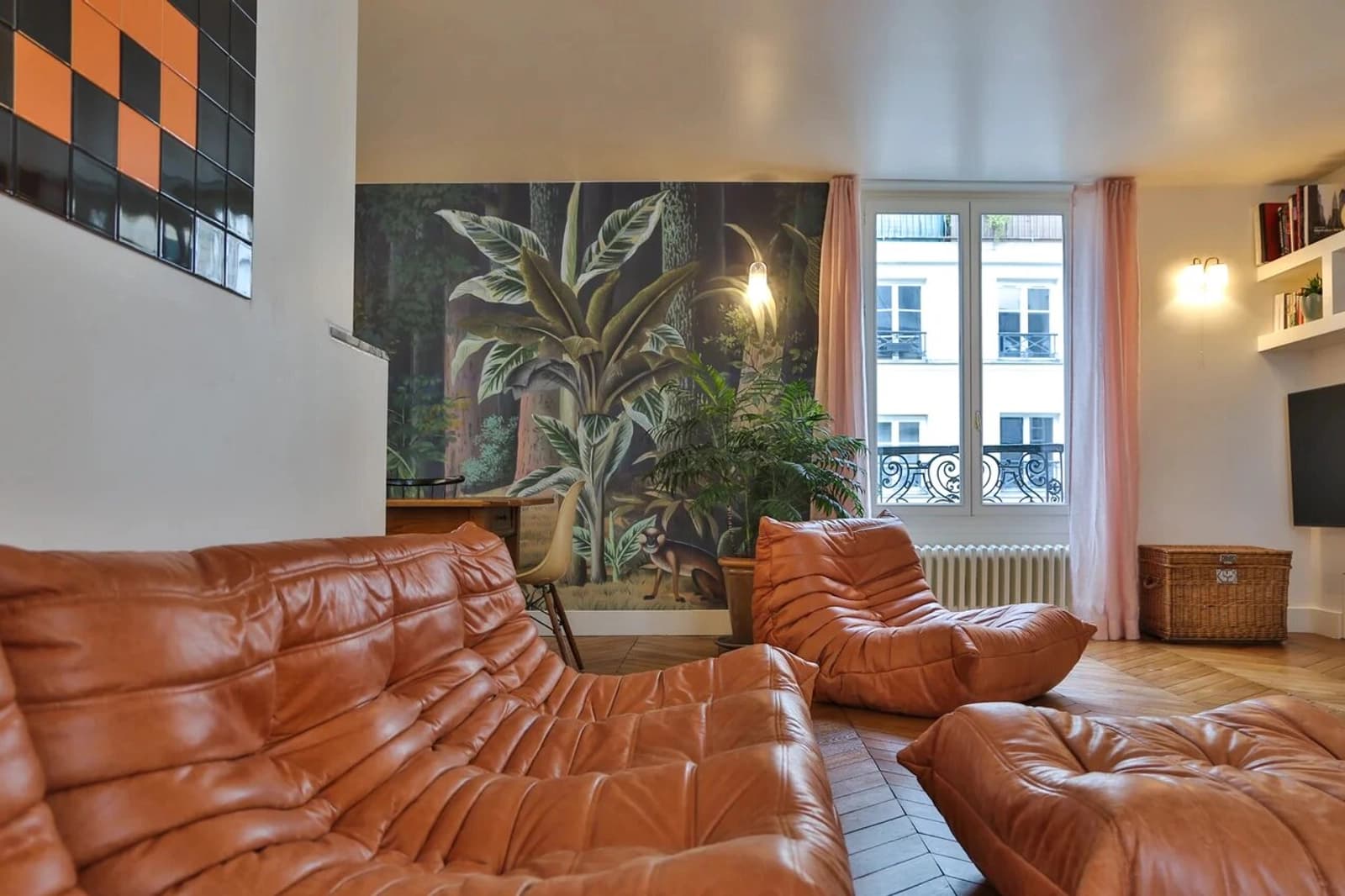 Living room in Beautiful apartment in the heart of the Marais - 4