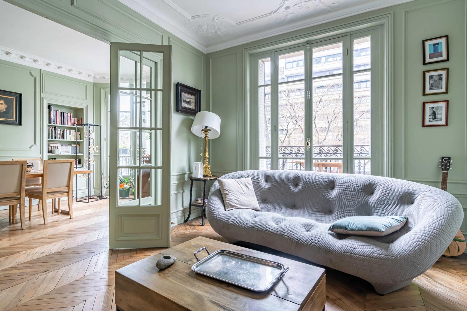 Living room in Large Haussmann apartment Paris - 3