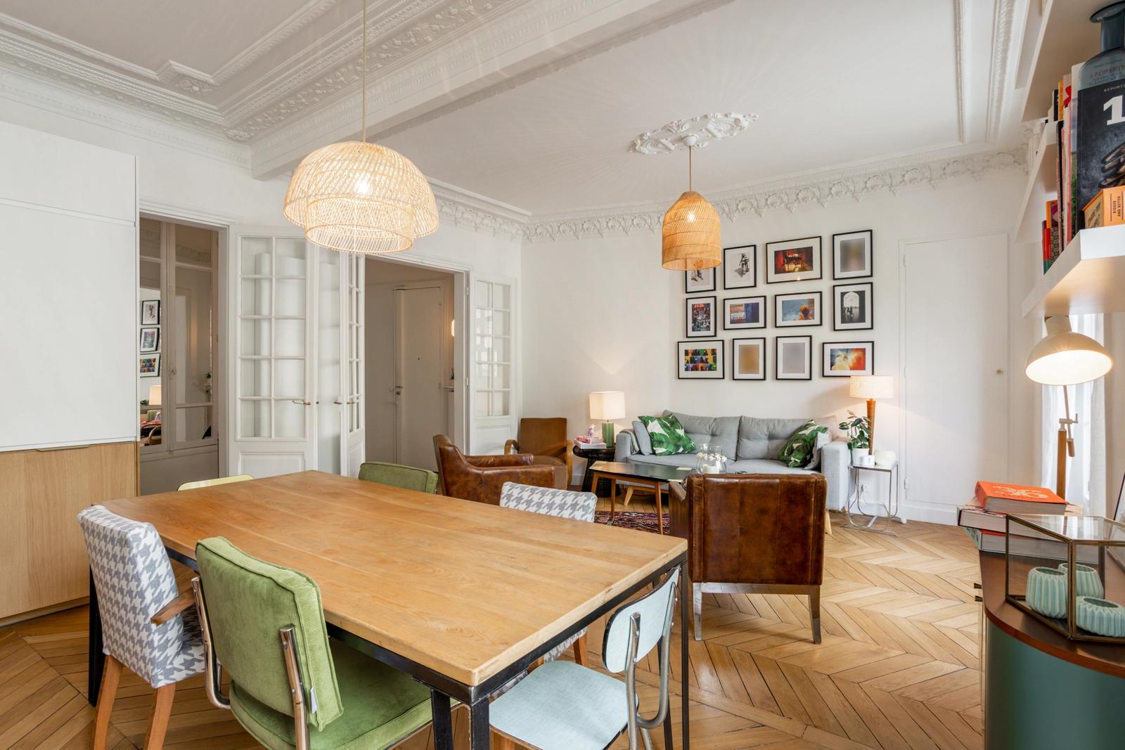Meeting room in Haussmann-style apartment with large living room - 4