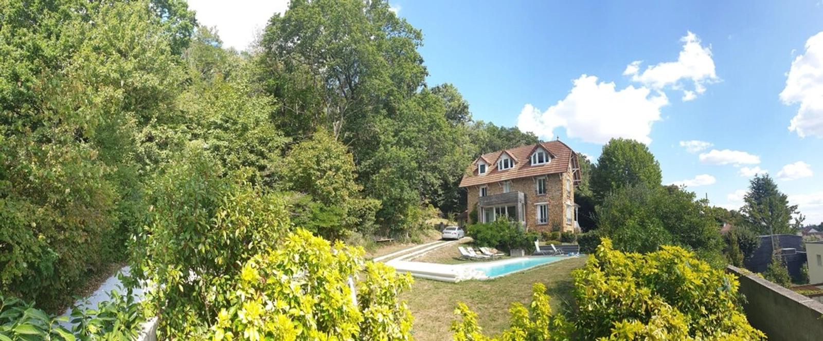 Espace Maison en bord de forêt avec vue et piscine - 4
