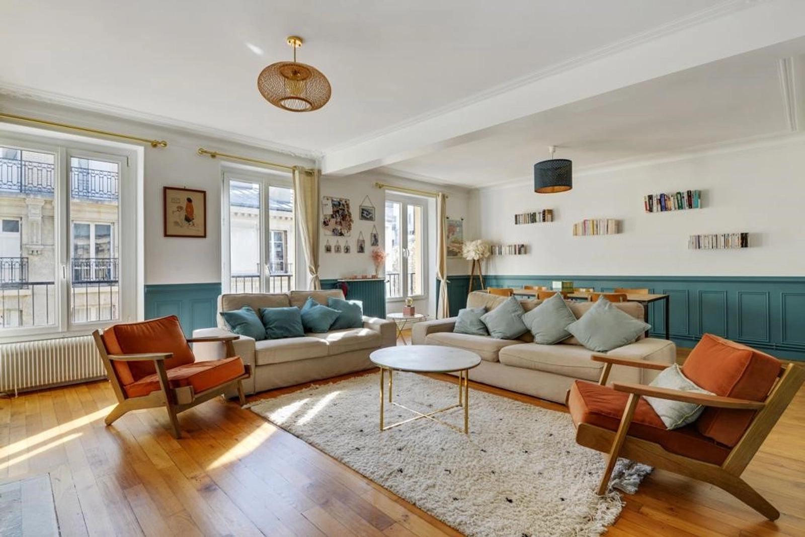 Living room in Family apartment in the heart of Levallois - 2