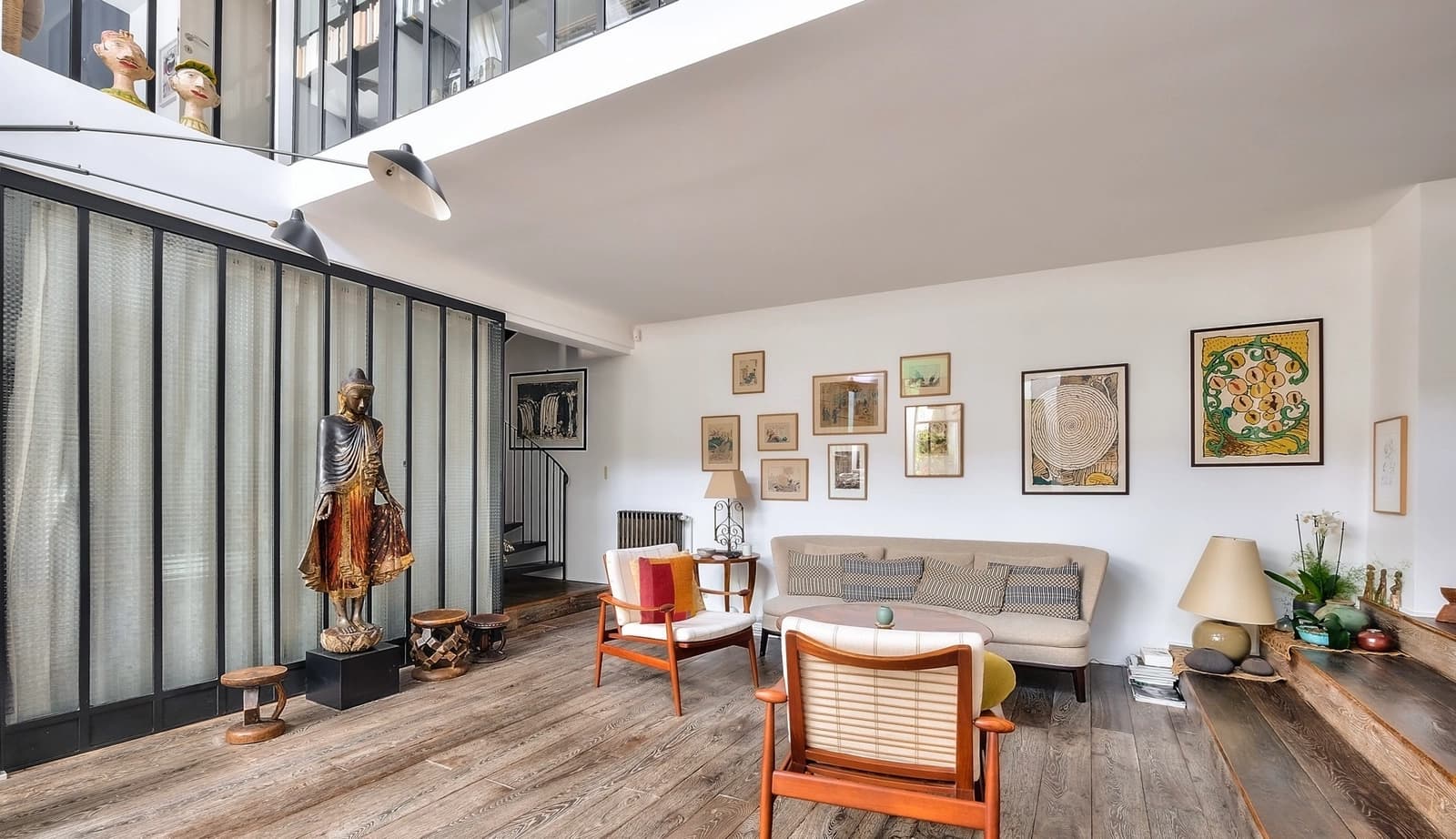 Living room in Former factory in the heart of the 11th arrondissement - 1