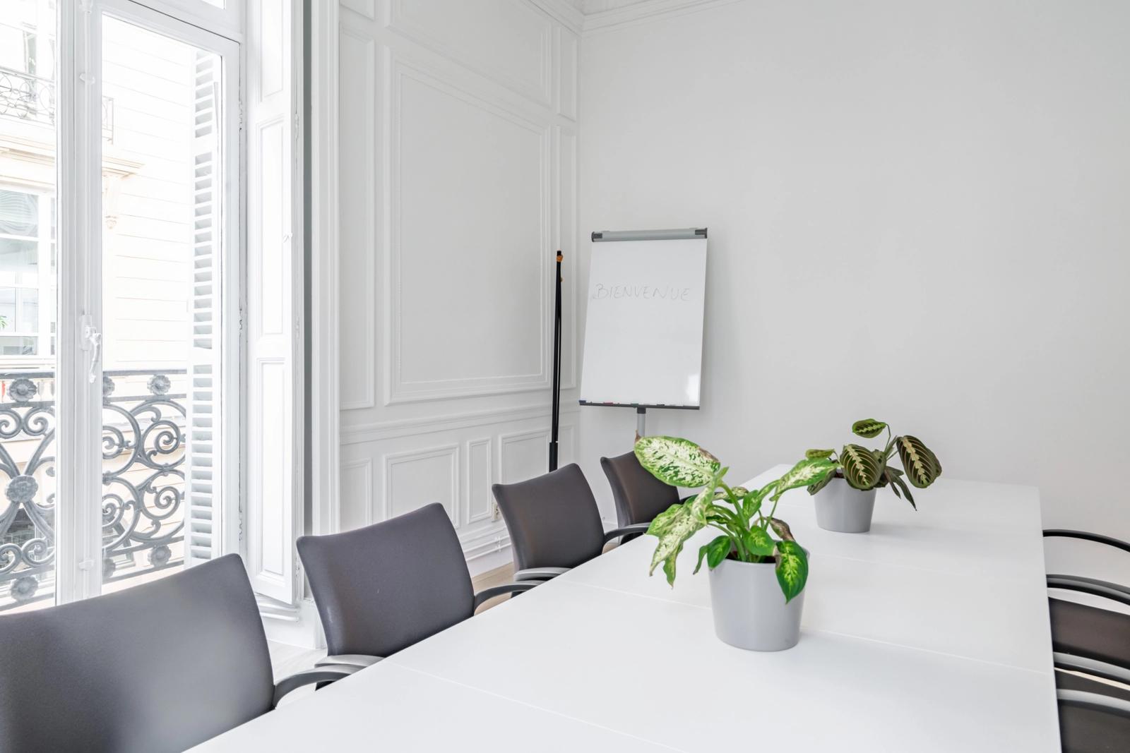Living room in Haussmann-style meeting space - 4