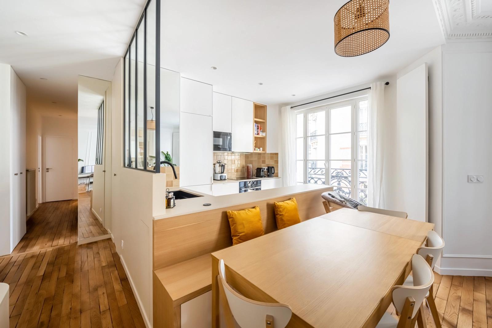Space Architect-designed apartment, renovated, moldings - 5