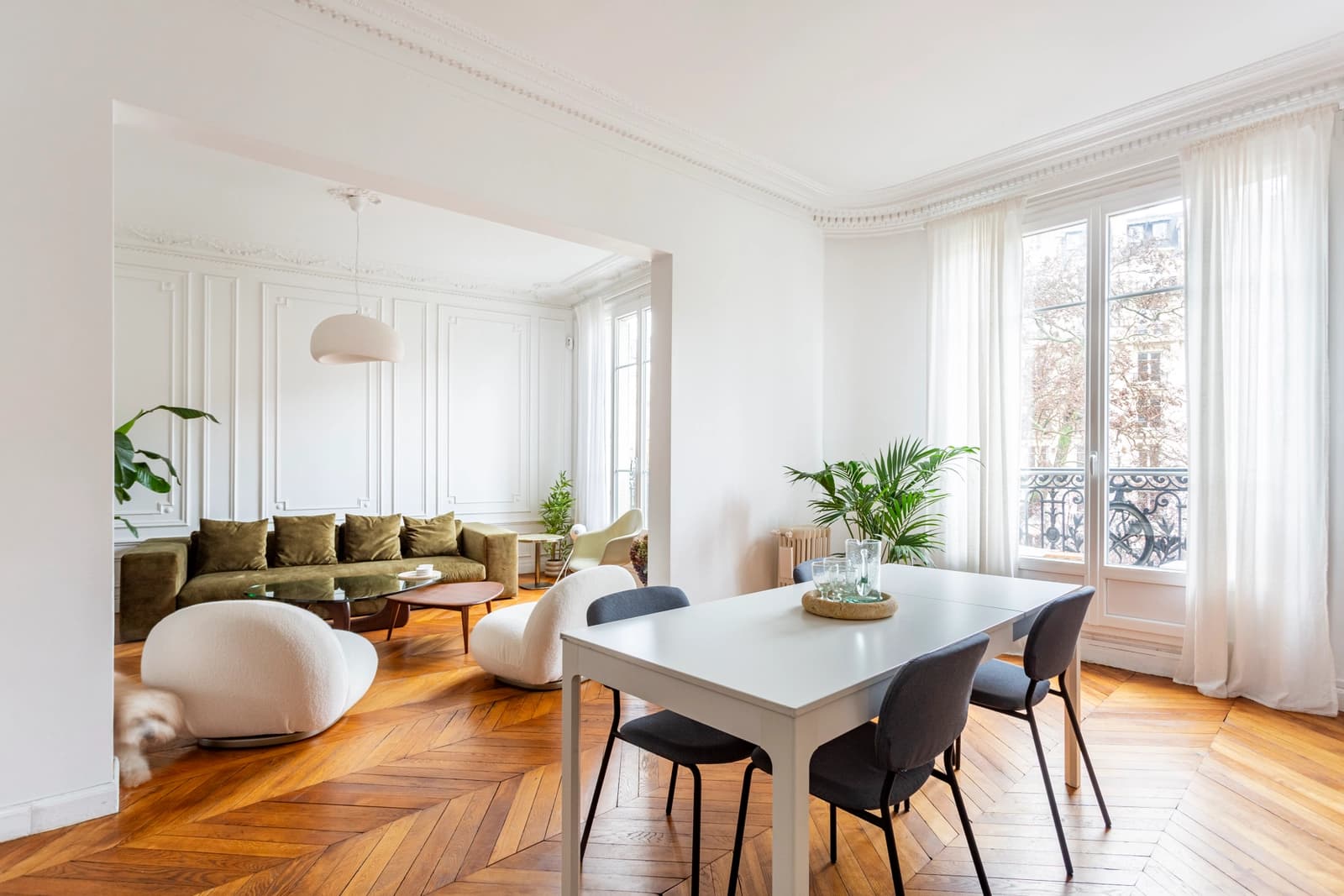 Space Haussmannian apartment overlooking tree-lined square - 3