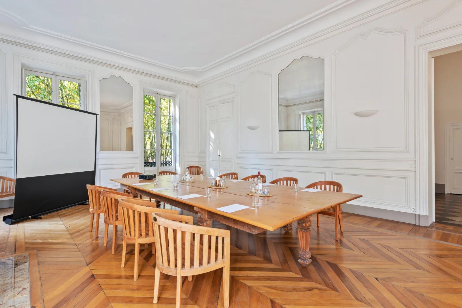 Meeting room in Superb apartment in the golden triangle - 2
