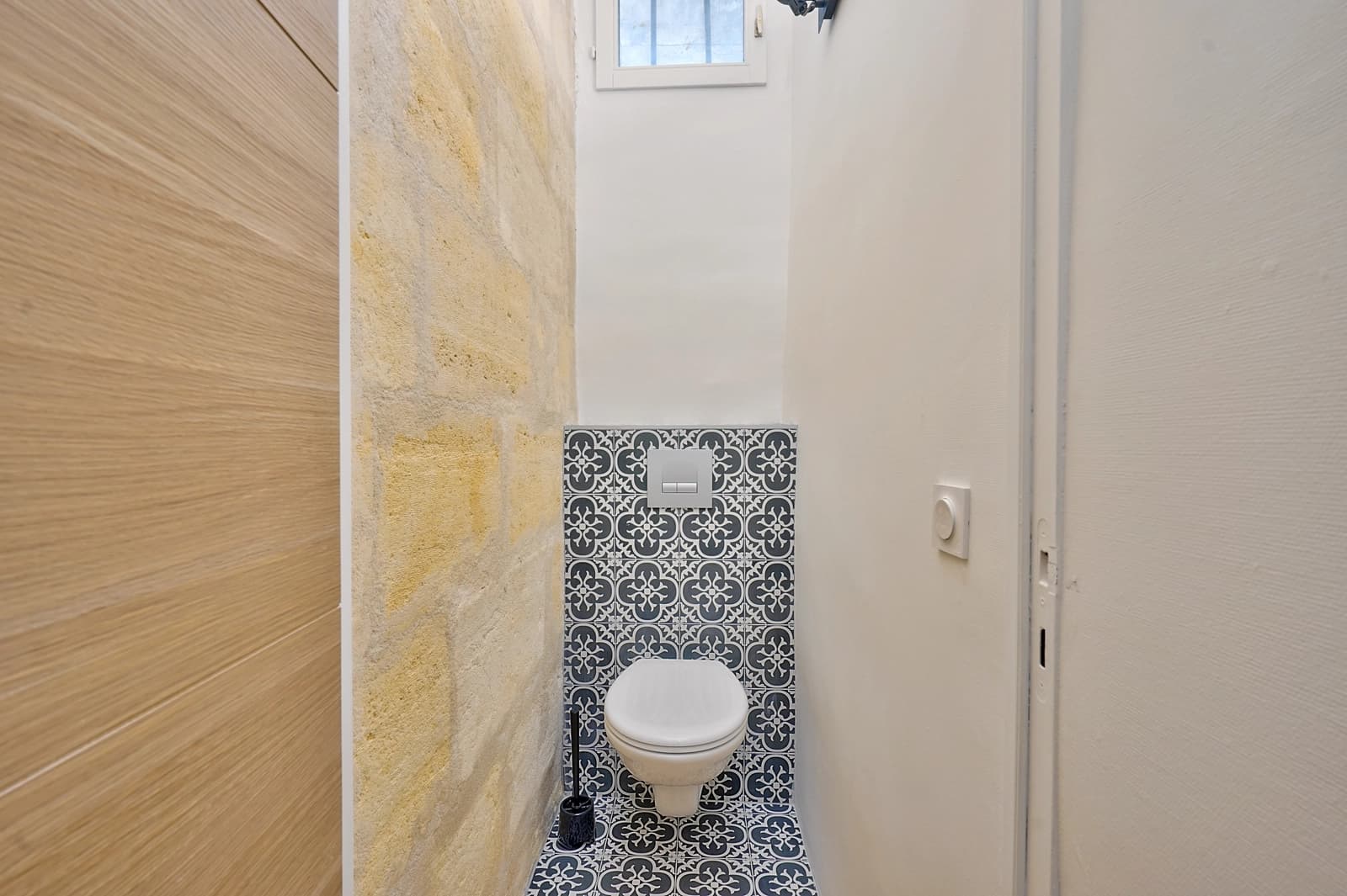 Salle de bain dans Maisonnette avec cachet de la pierre et du bois - 4